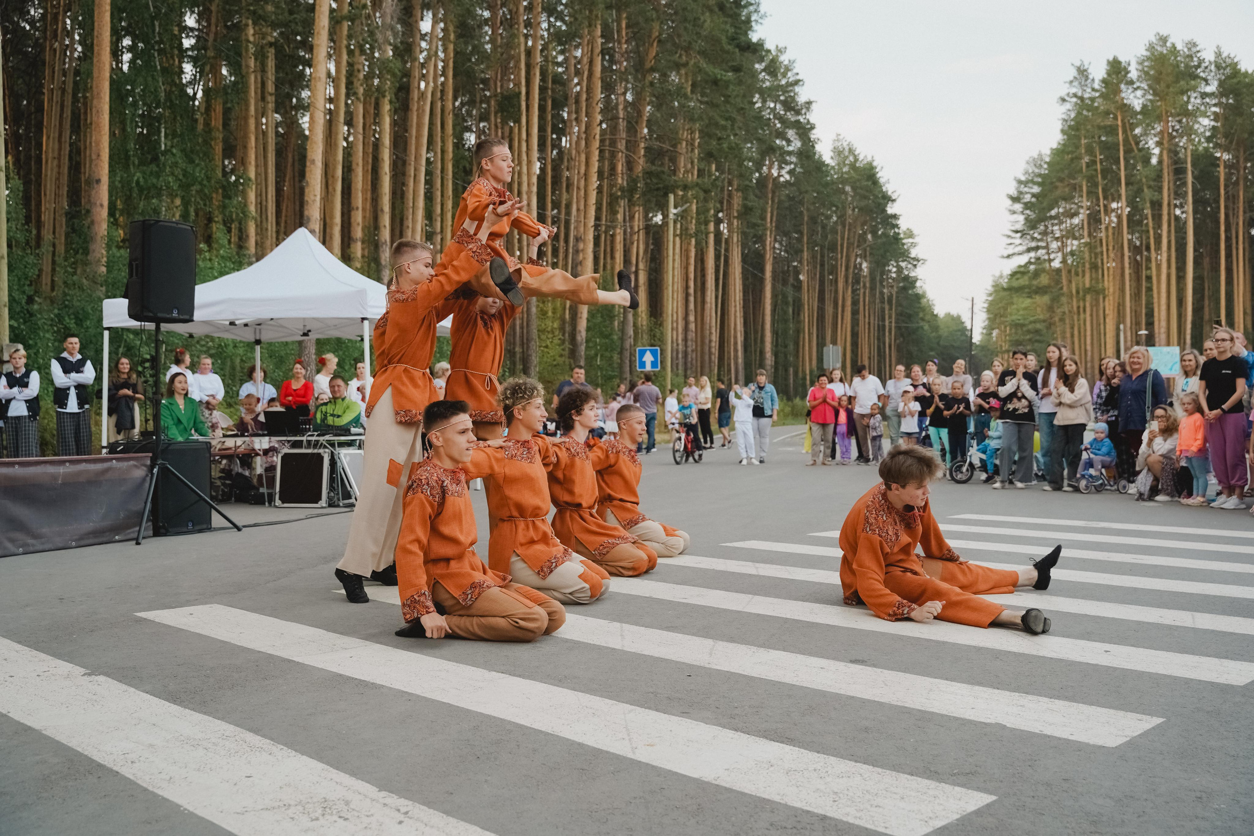 Танцы на тропе. Фотограф в детский сад в Екатеринбурге, выпускные альбомы Юлия Умерова