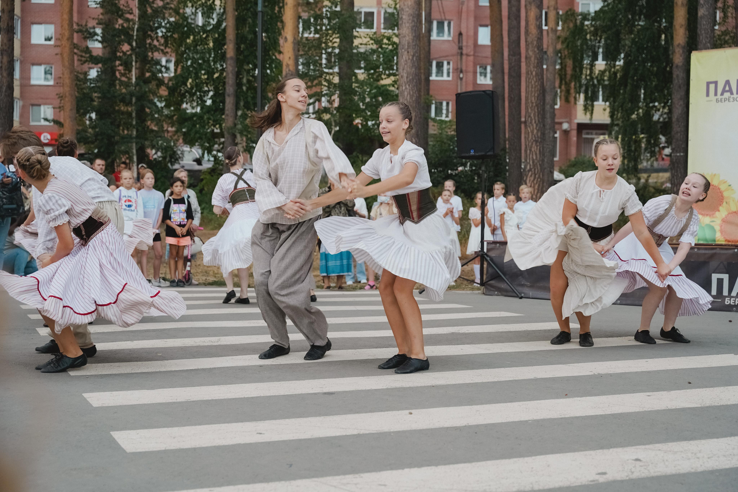 Танцы на тропе. Фотограф в детский сад в Екатеринбурге, выпускные альбомы Юлия Умерова