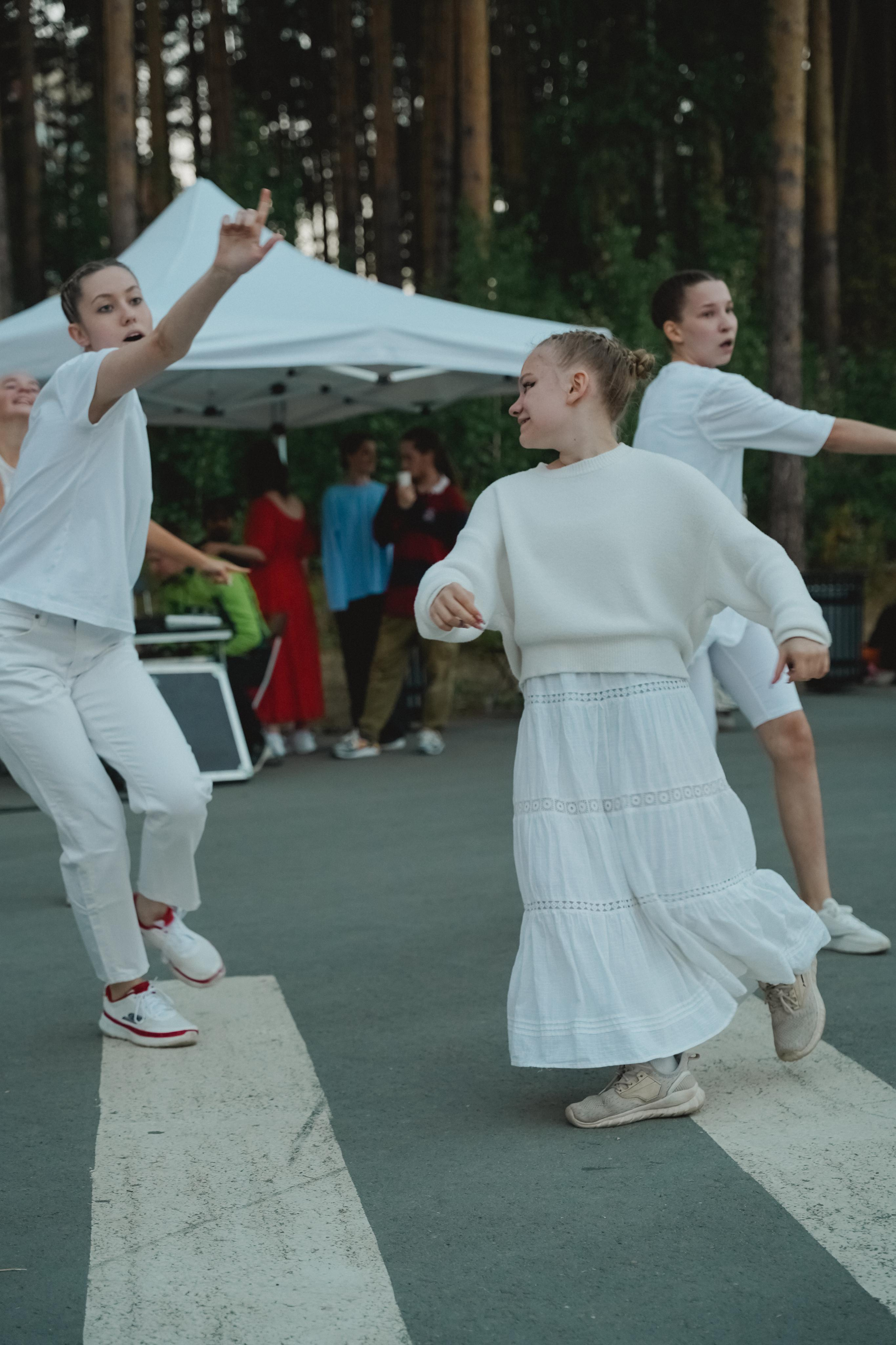 Танцы на тропе. Фотограф в детский сад в Екатеринбурге, выпускные альбомы Юлия Умерова