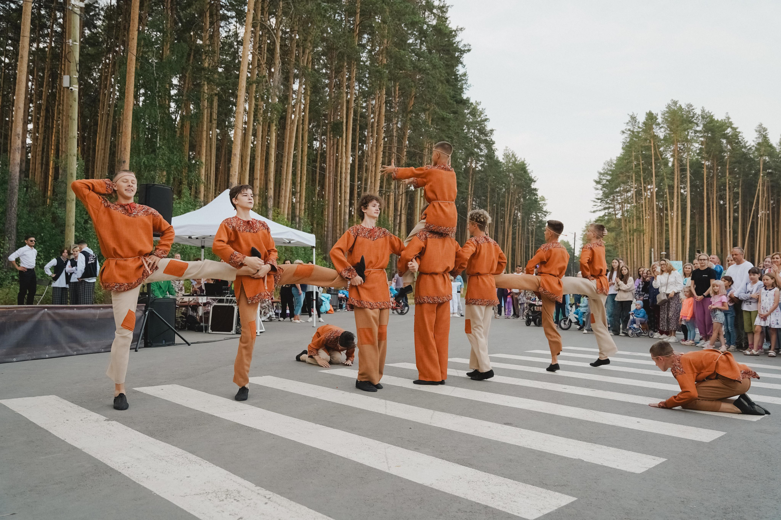 Танцы на тропе. Фотограф в детский сад в Екатеринбурге, выпускные альбомы Юлия Умерова