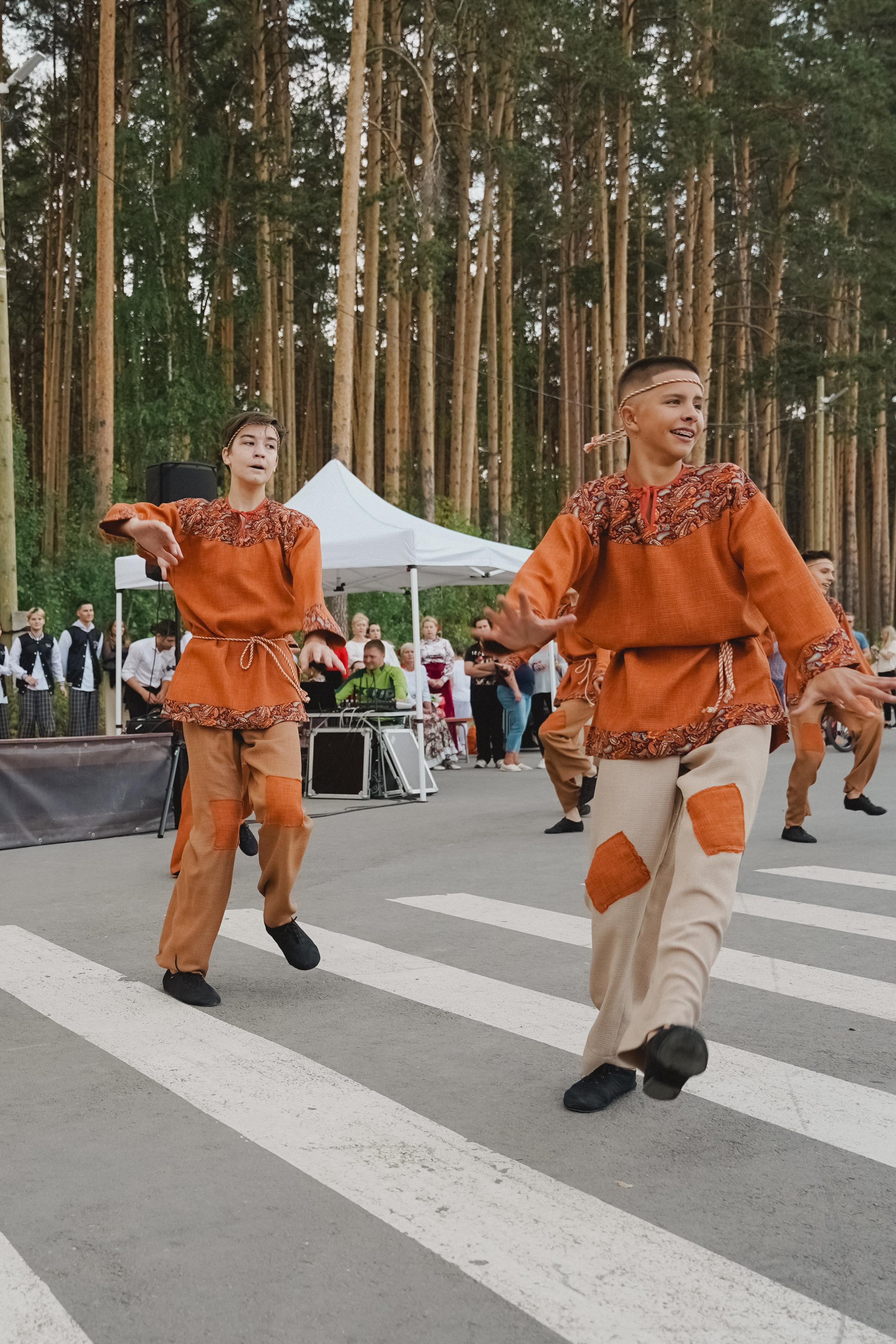 Танцы на тропе. Фотограф в детский сад в Екатеринбурге, выпускные альбомы Юлия Умерова