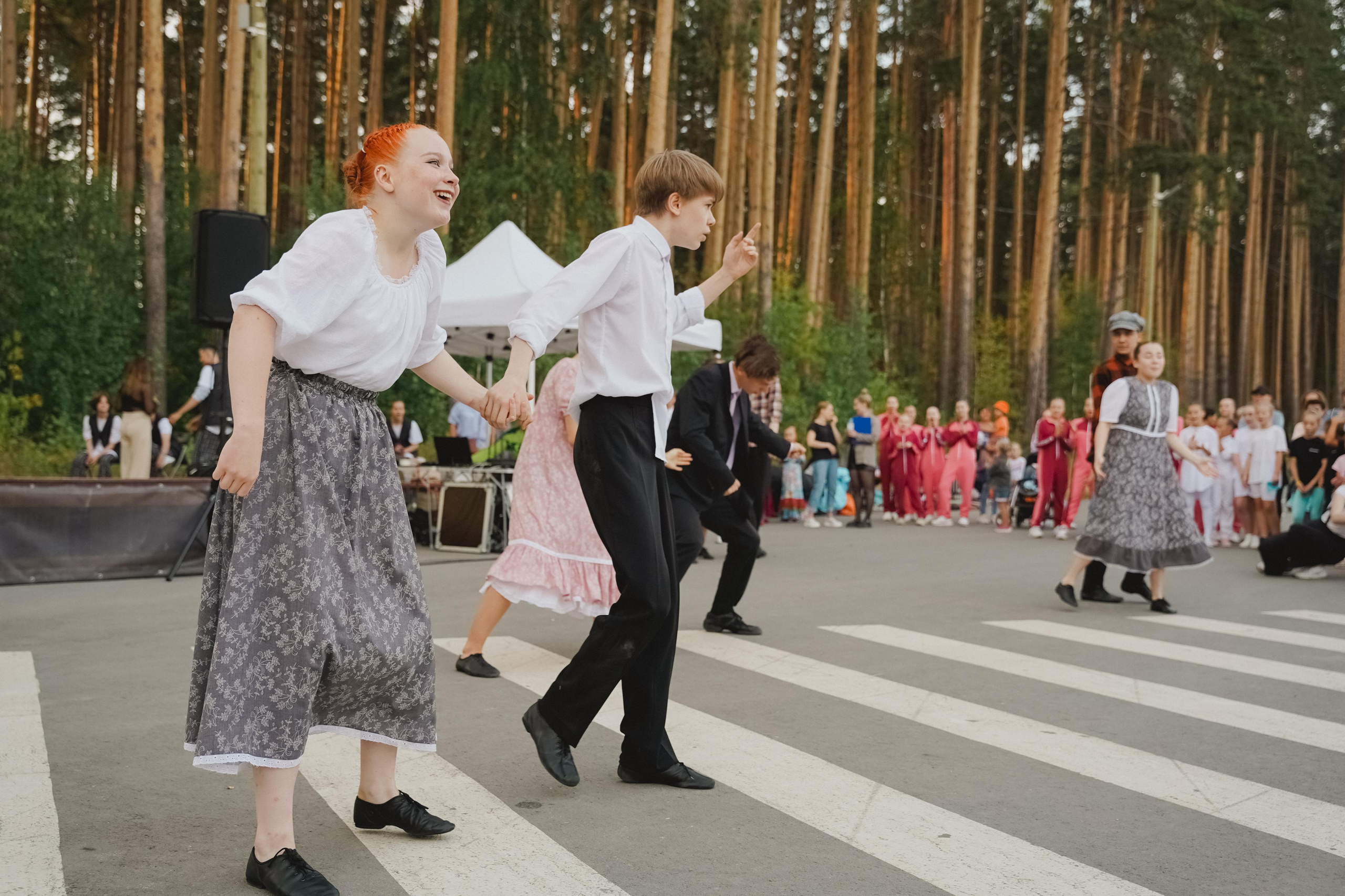 Танцы на тропе. Фотограф в детский сад в Екатеринбурге, выпускные альбомы Юлия Умерова