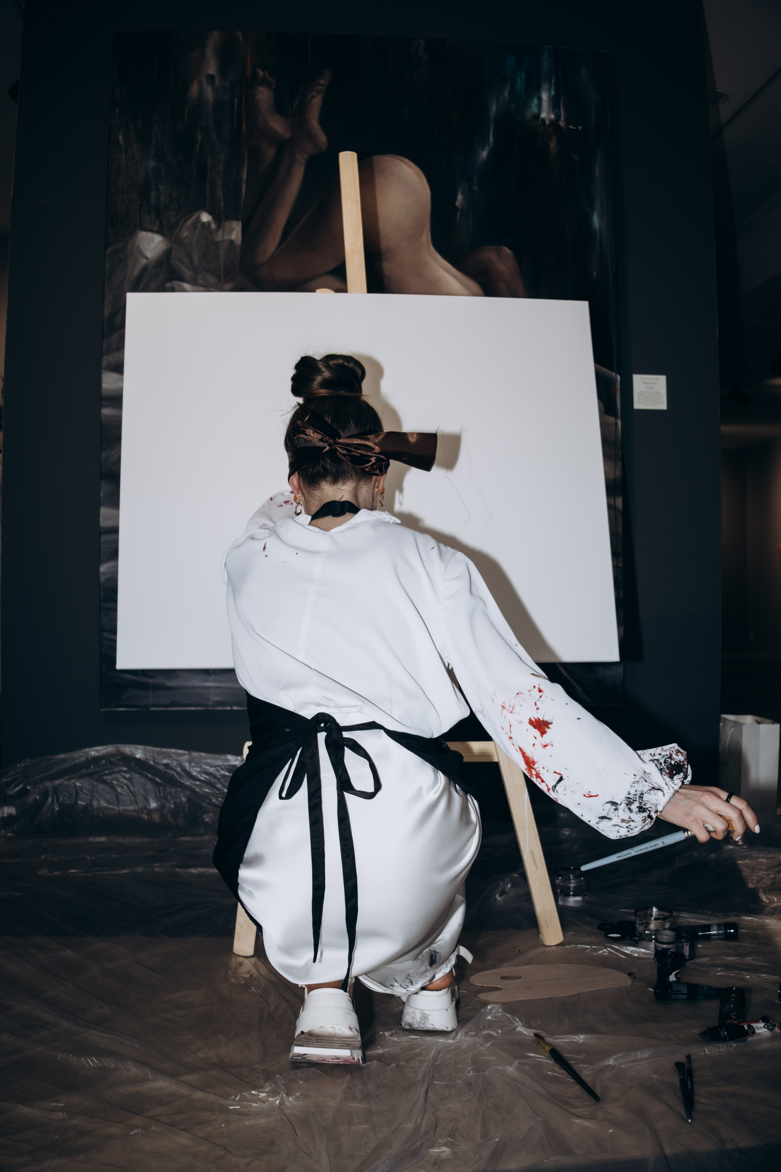 репортажный фотограф александра хитрина-художницы дарья санатина рисует картину