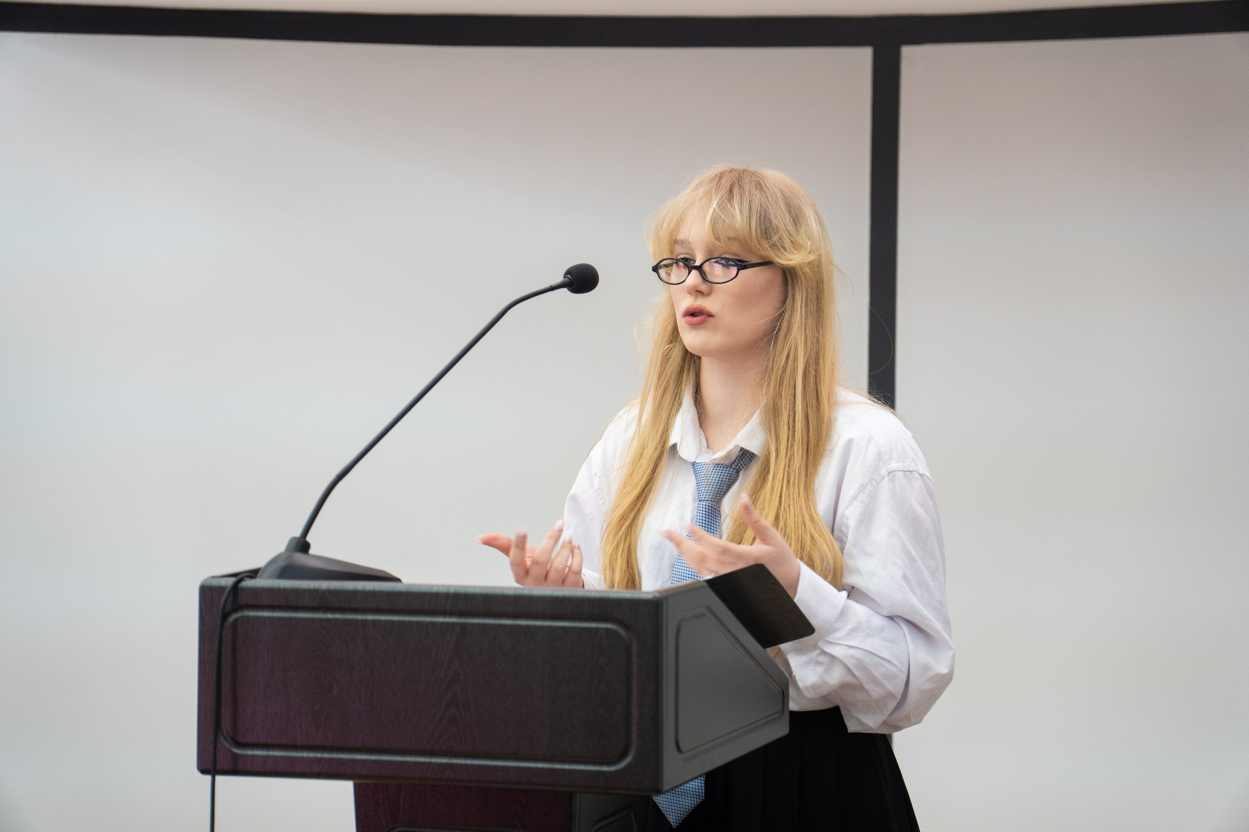 Молодые участники конференции в зале — кадр с делового события, снятый репортажным фотографом из Хабаровска