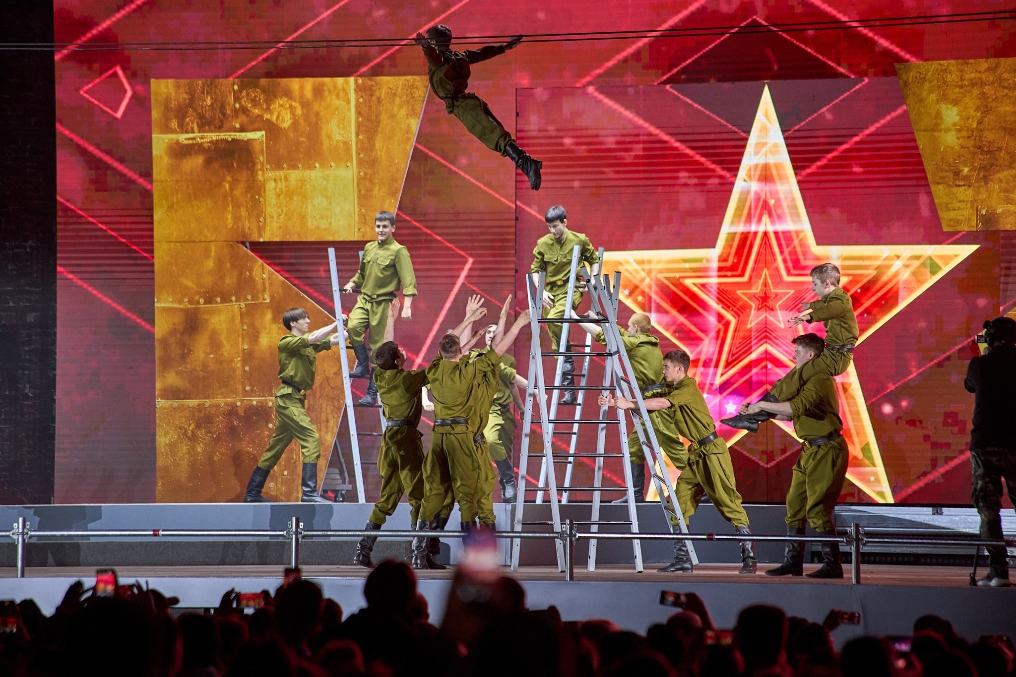 Концерт 9 мая 2025 года на соборной площади. Фотограф Омск | Александр Вандеров