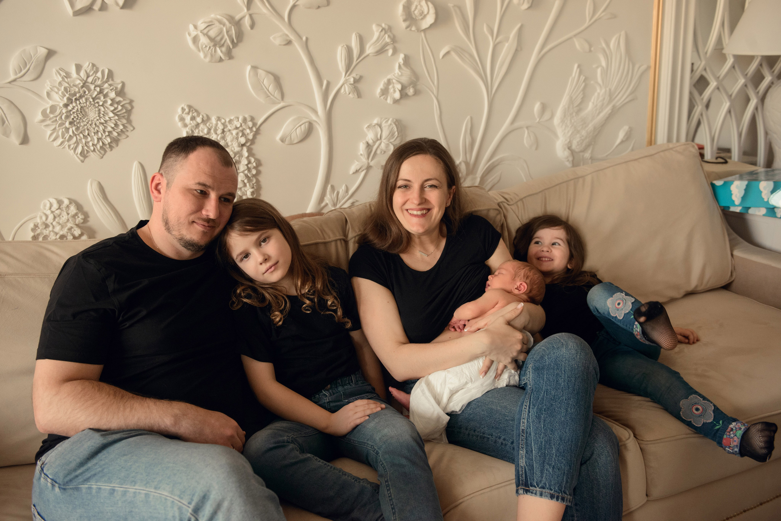 A family photo shoot at home, a family with a newborn baby. Photographer Elena Carruthers, Scotland