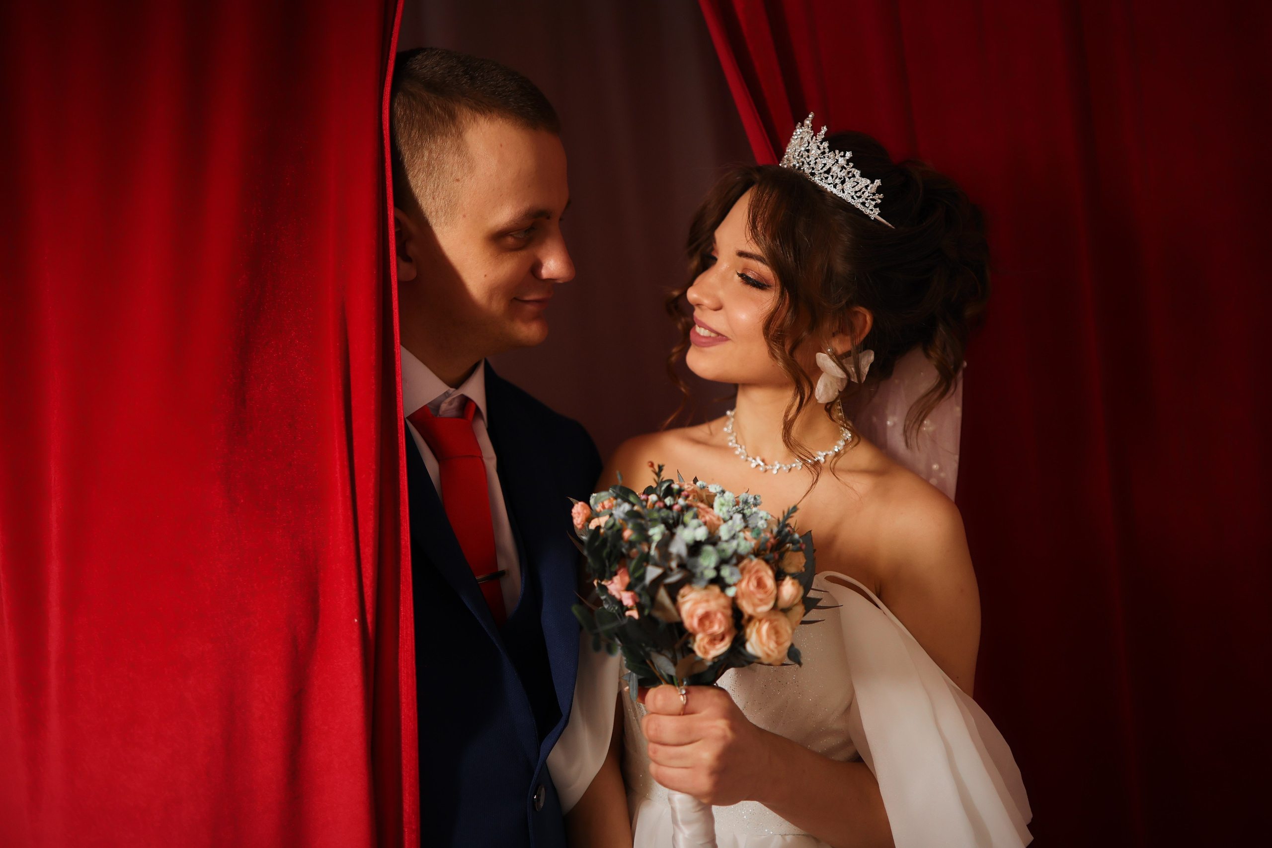 невеста смотрит на жениха влюбленными глазами