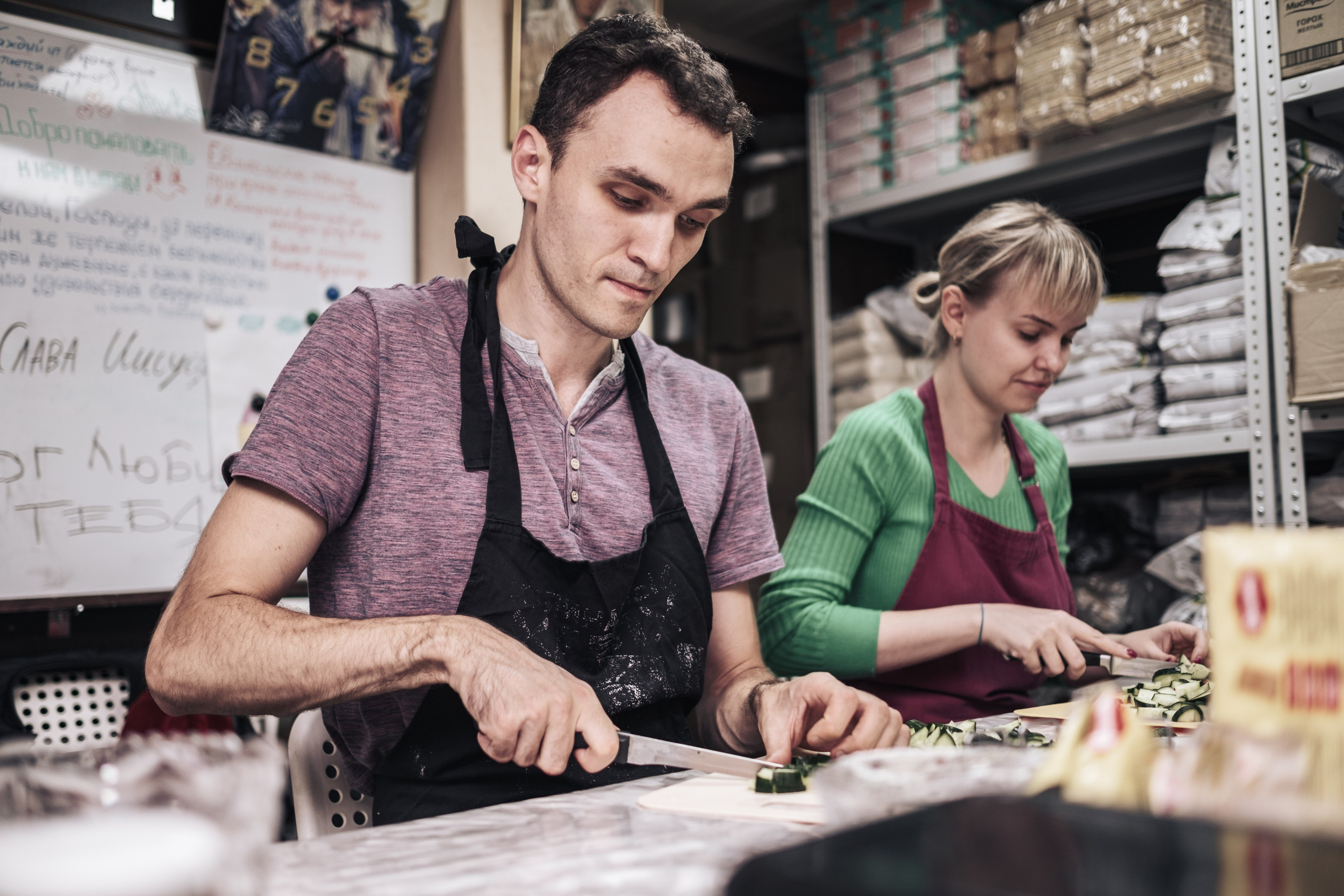 Готовка для бездомных и кормление их в Москве. Фотограф в Москве Максим Скоробогатов