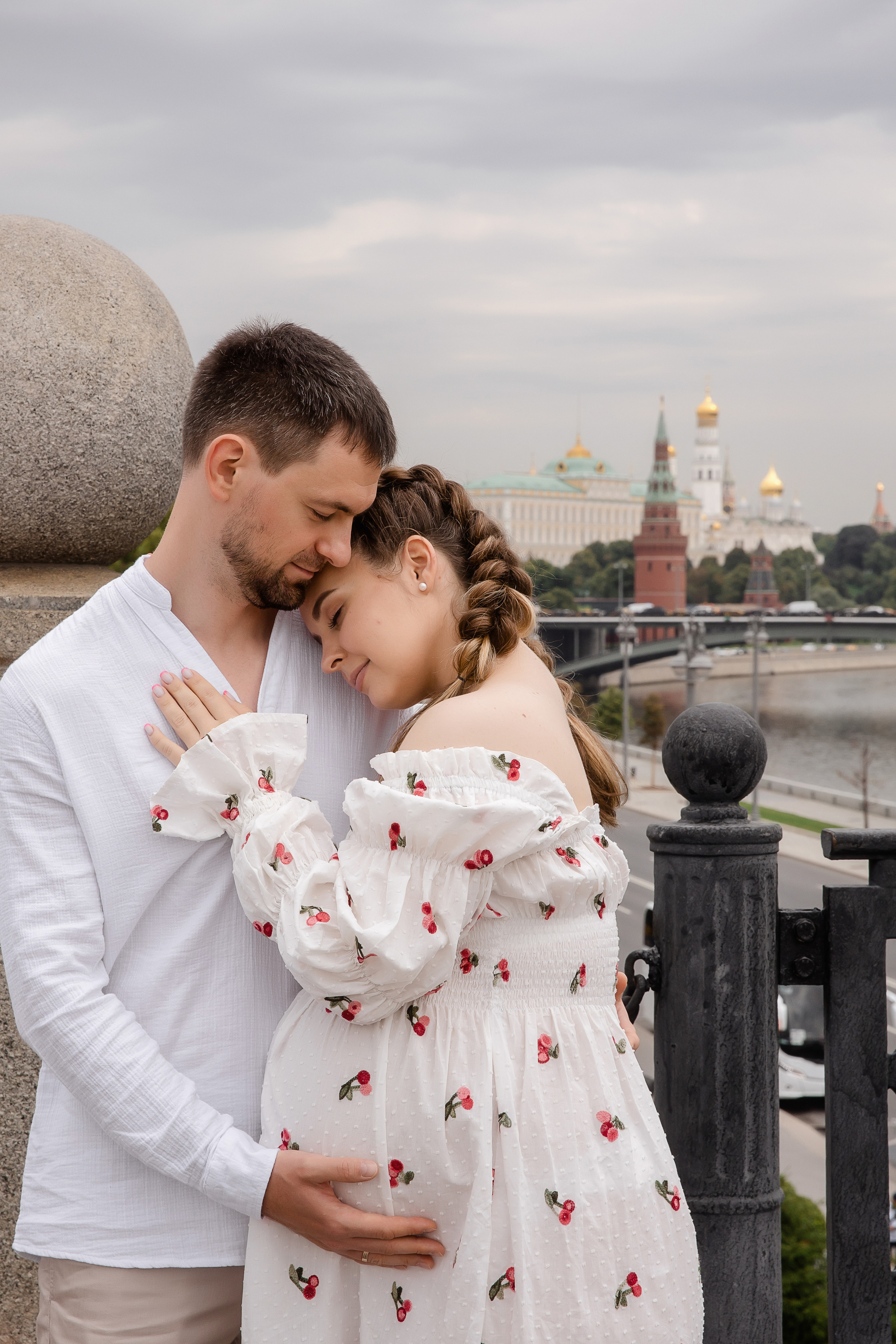 Аня и Миша в ожидании третьего малыша. Беременная фотосессия в центре Москвы. Семейный и детский фотограф в Москве Вера Ускова
