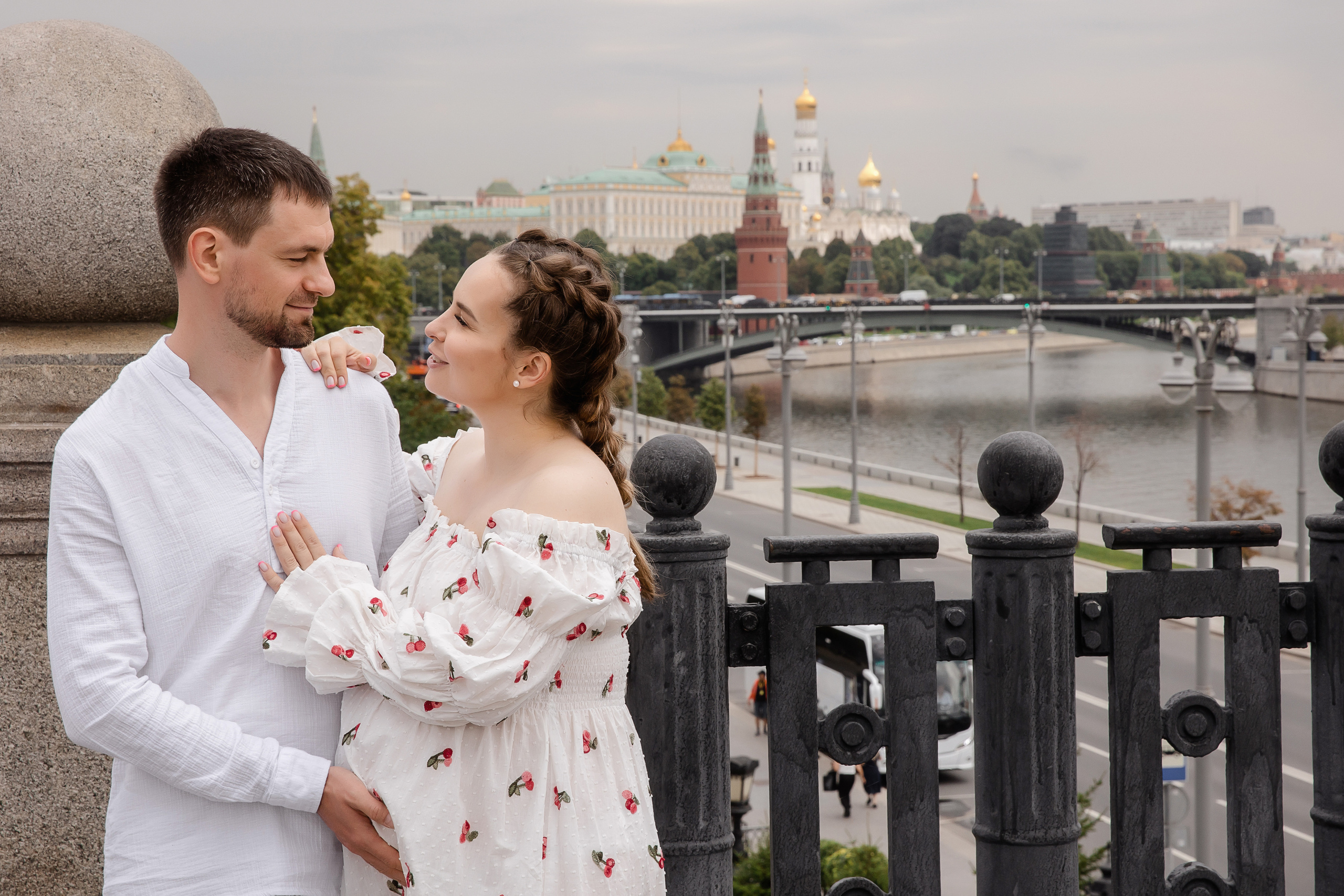 Аня и Миша в ожидании третьего малыша. Беременная фотосессия в центре Москвы. Семейный и детский фотограф в Москве Вера Ускова