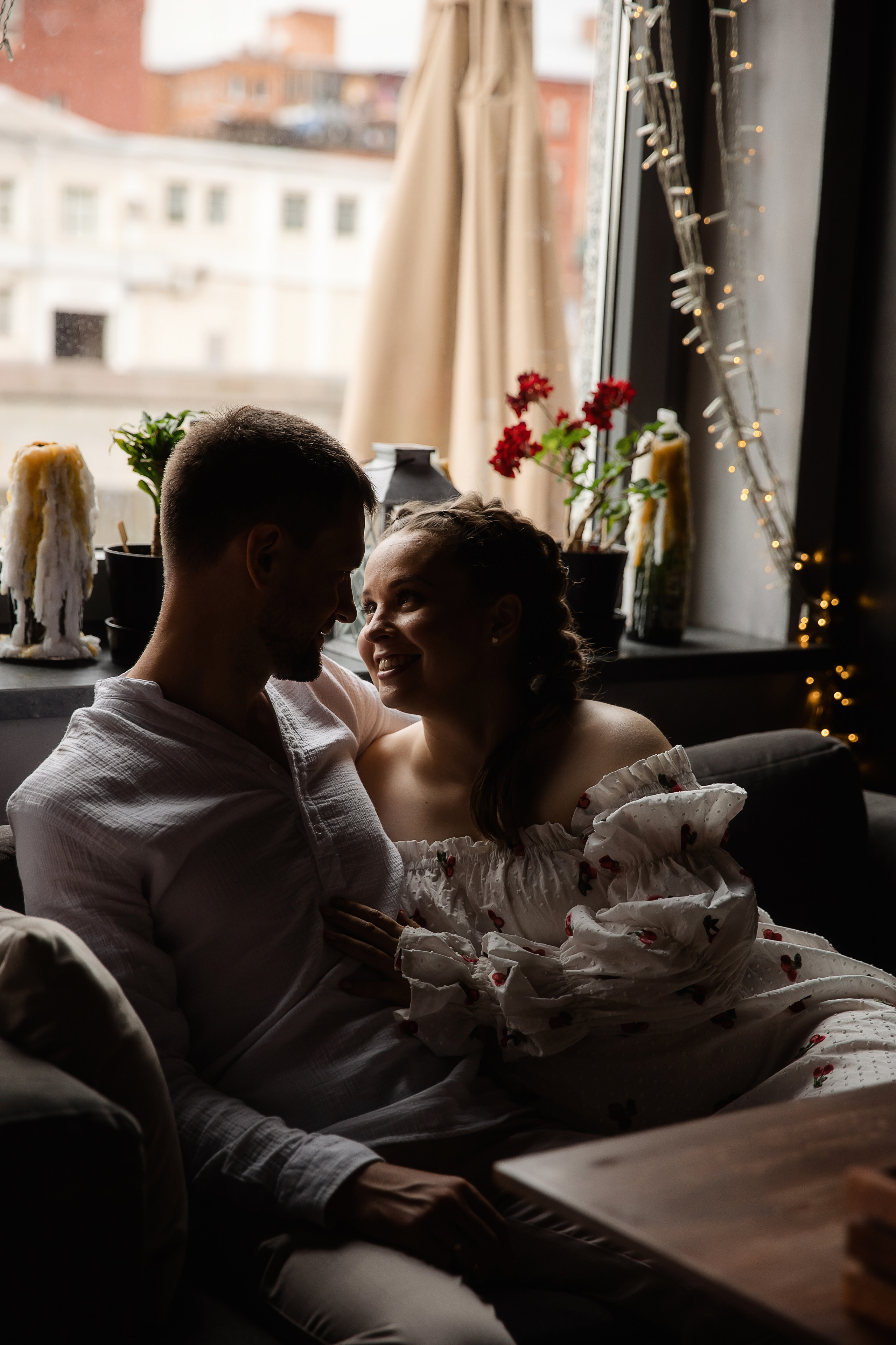 Аня и Миша в ожидании третьего малыша. Беременная фотосессия в центре Москвы. Семейный и детский фотограф в Москве Вера Ускова