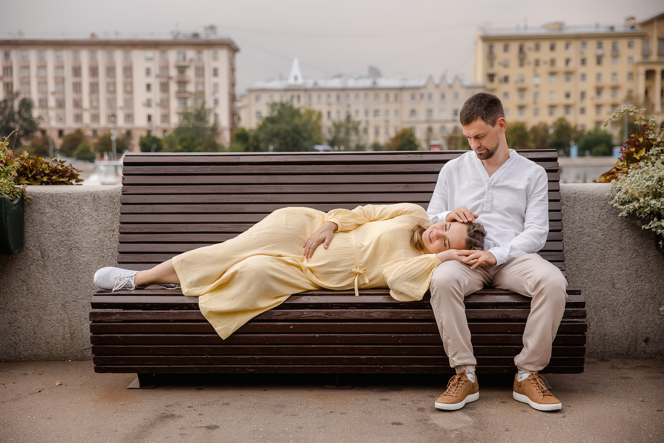 Аня и Миша в ожидании третьего малыша. Беременная фотосессия в центре Москвы. Семейный и детский фотограф в Москве Вера Ускова