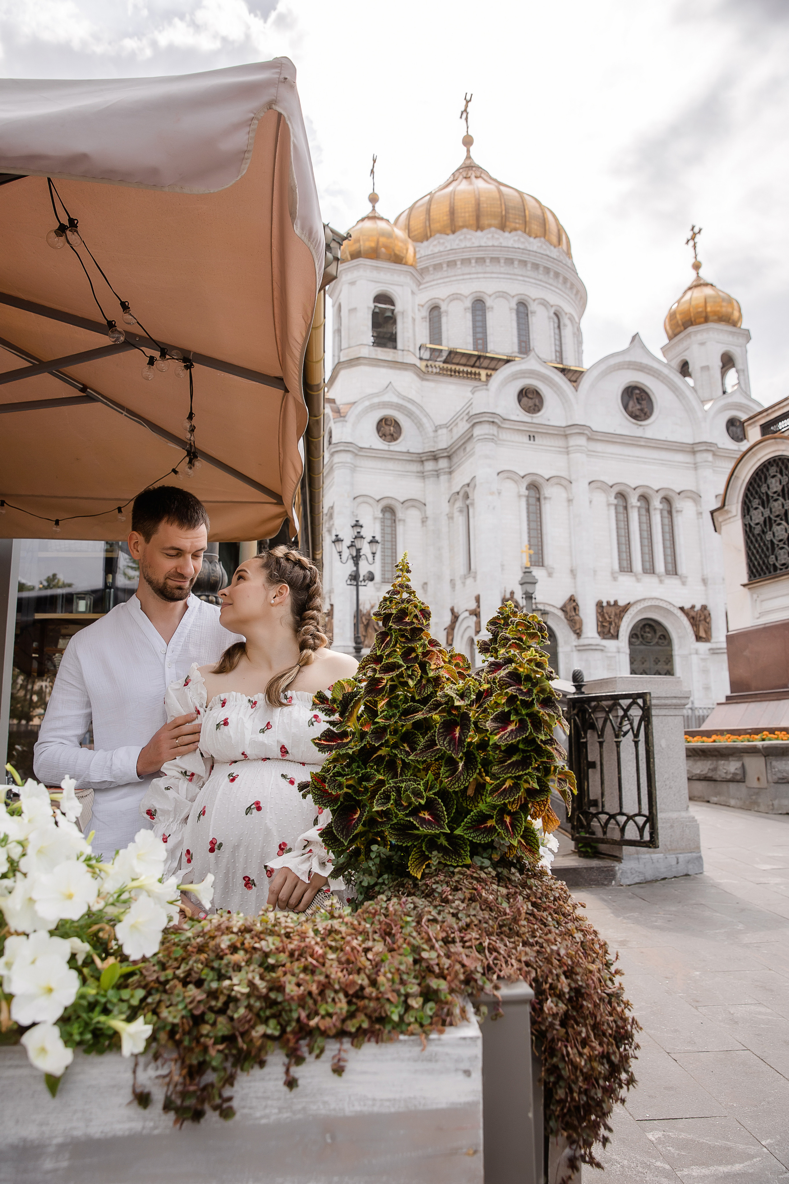 Аня и Миша в ожидании третьего малыша. Беременная фотосессия в центре Москвы. Семейный и детский фотограф в Москве Вера Ускова