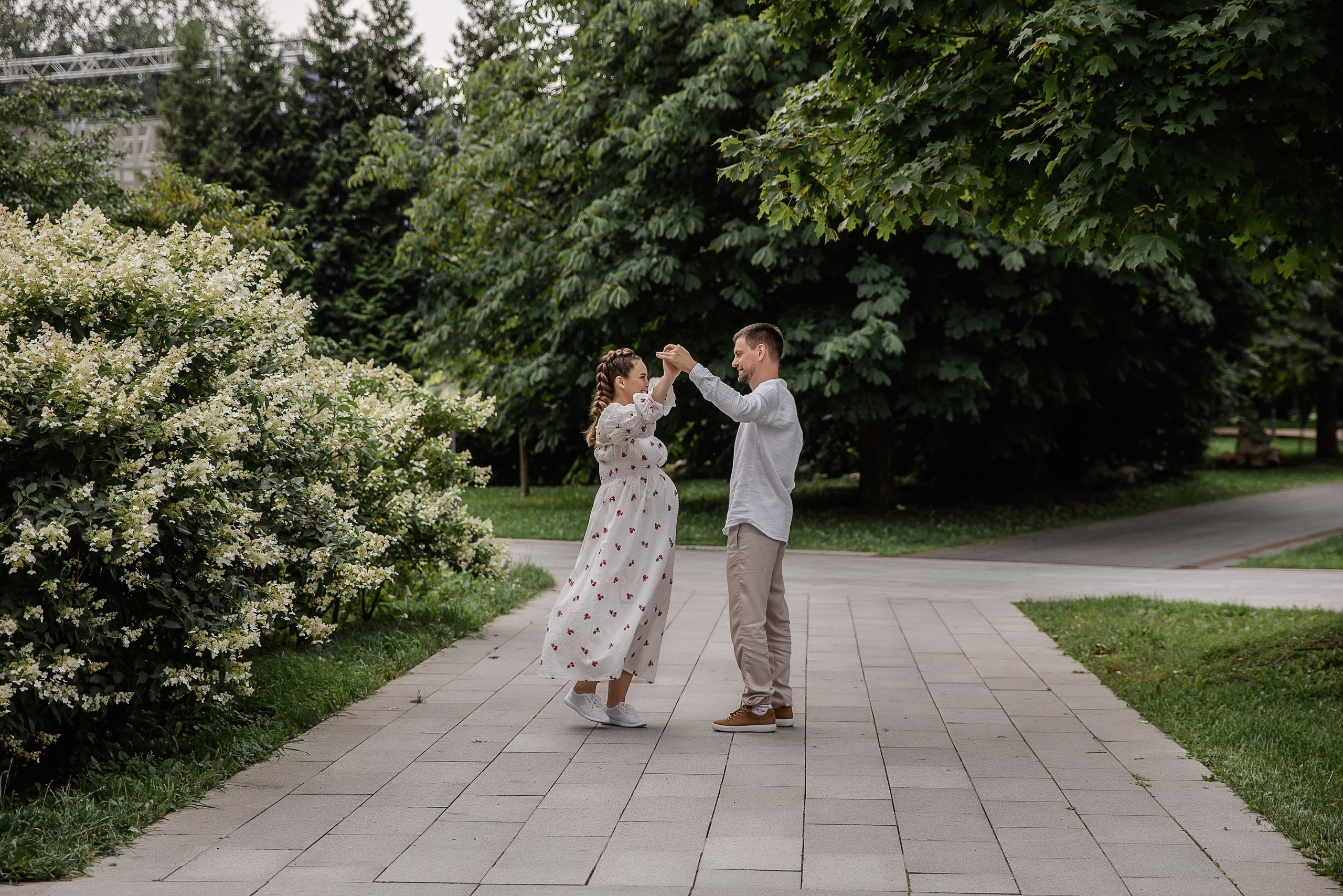 Аня и Миша в ожидании третьего малыша. Беременная фотосессия в центре Москвы. Семейный и детский фотограф в Москве Вера Ускова