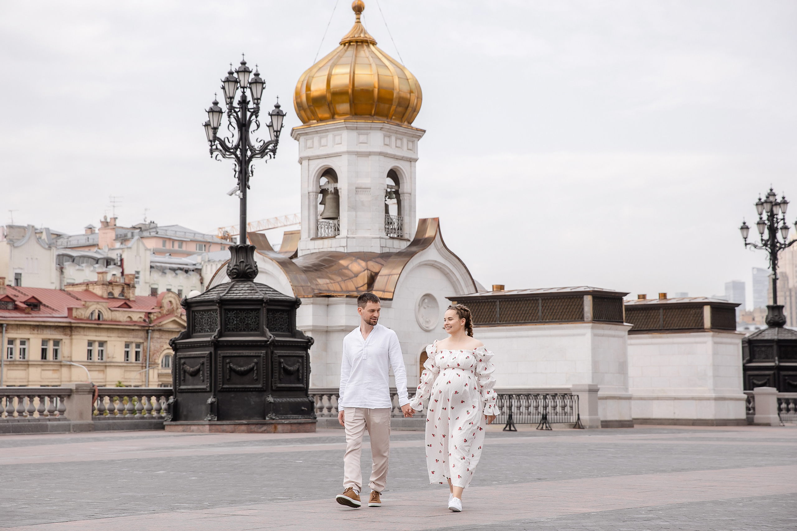 Аня и Миша в ожидании третьего малыша. Беременная фотосессия в центре Москвы. Семейный и детский фотограф в Москве Вера Ускова