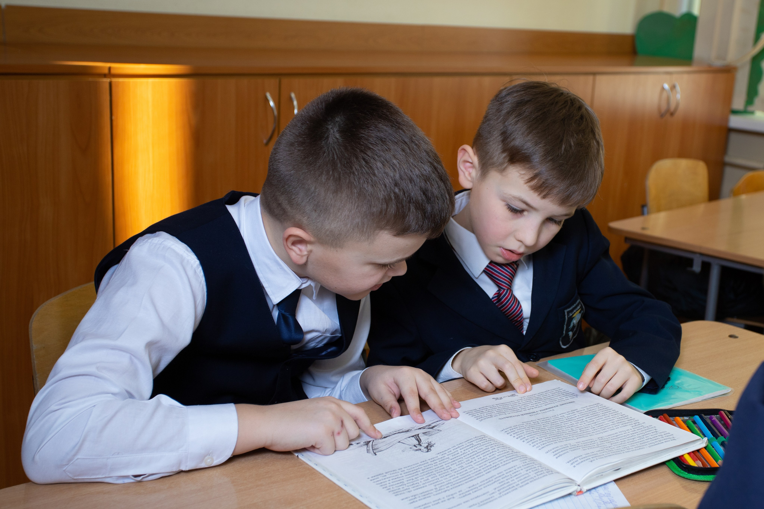 мальчики читают книгу