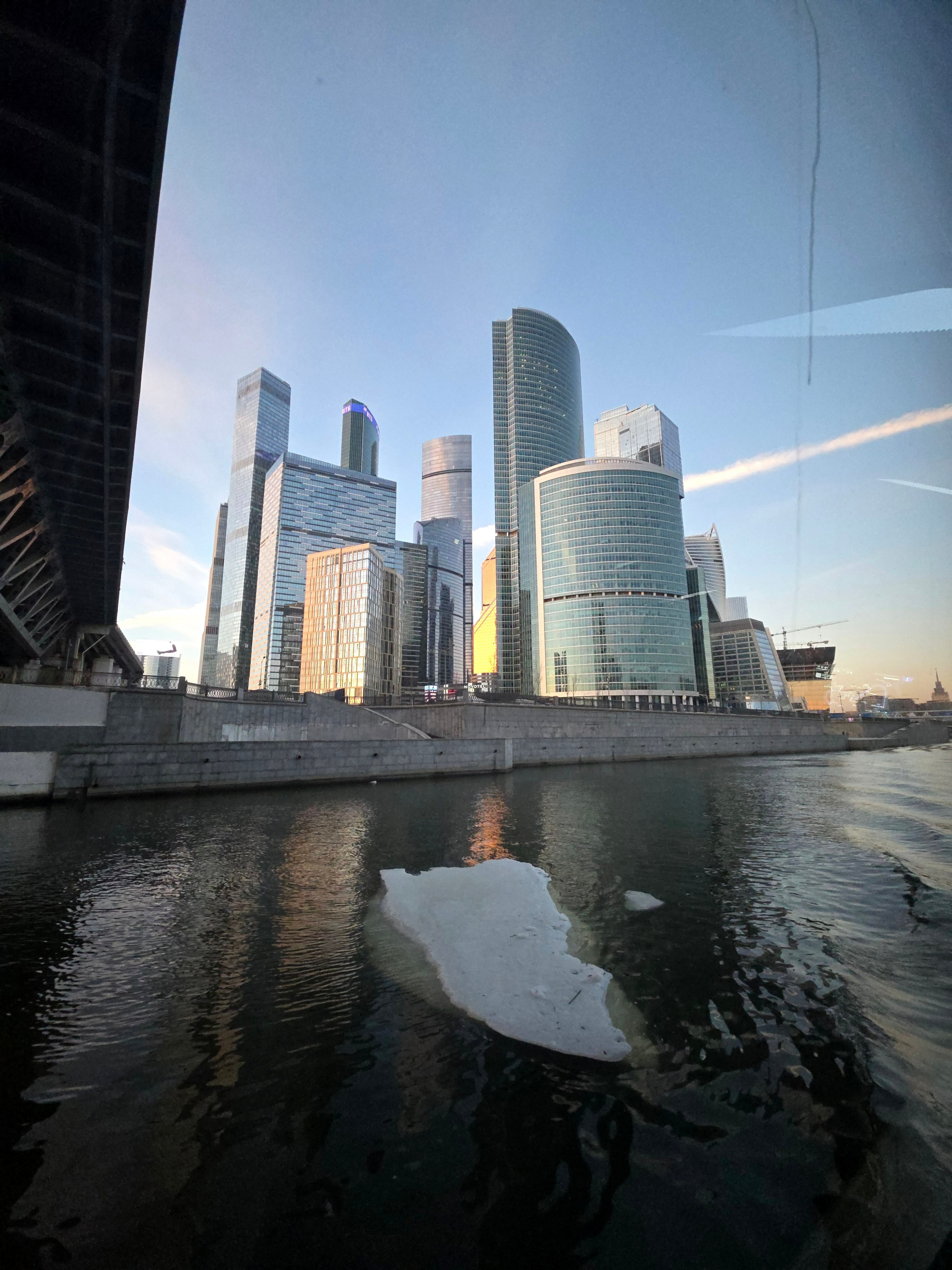 Но ни одного столкновения не заметил - или уклоняются, или повезло. Но в инстаграме полно роликов, как такие кораблики уверенно ломают лед