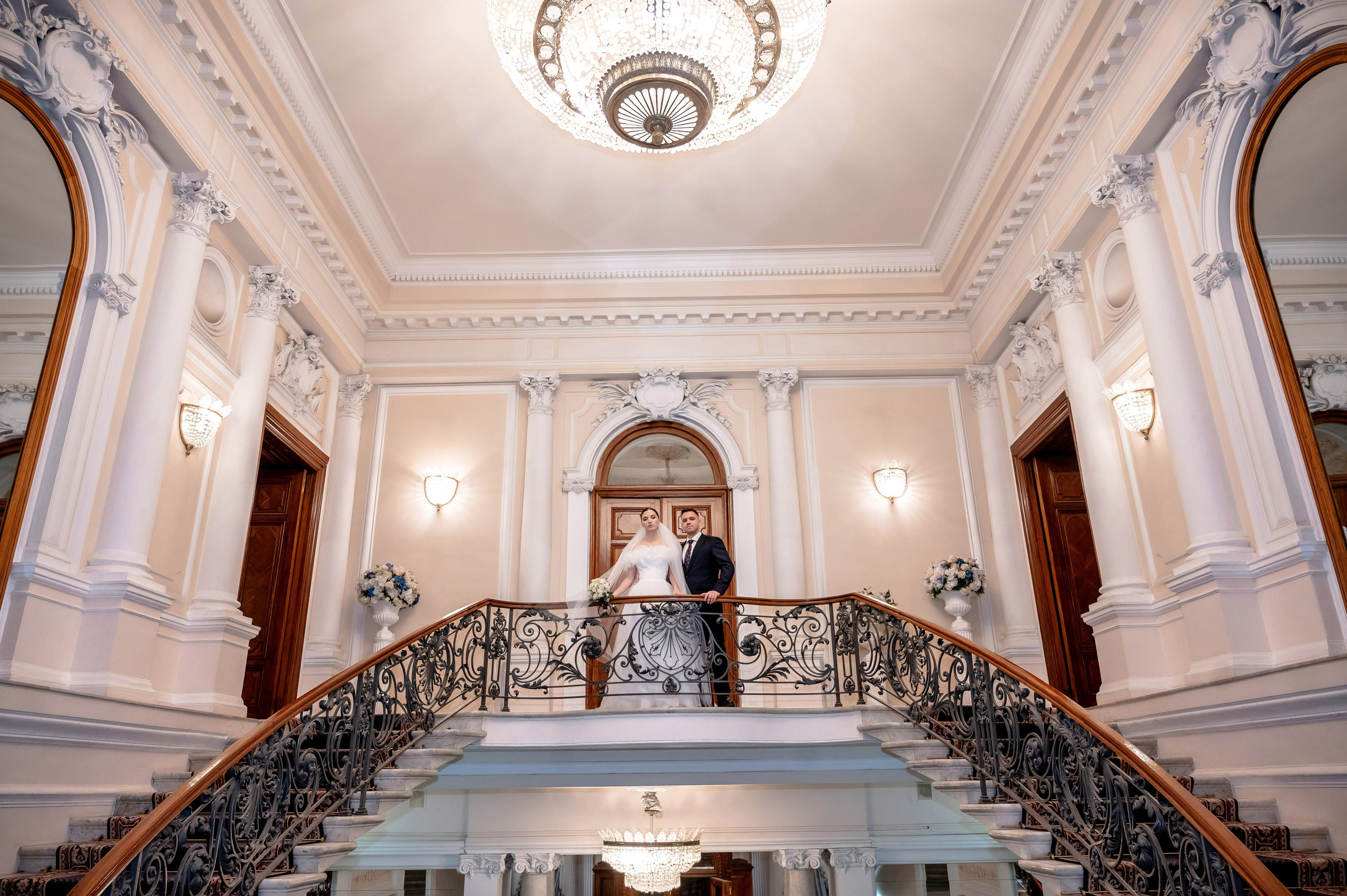 Осенняя великолепная свадебная прогулка жениха и невесты в октябре в Санкт-Петербурге в Михайловском парке и у Атлантов на Миллионной улице. Портретный, семейный и свадебный фотограф в Санкт-Петербурге и в Пушкине Ширяев Денис