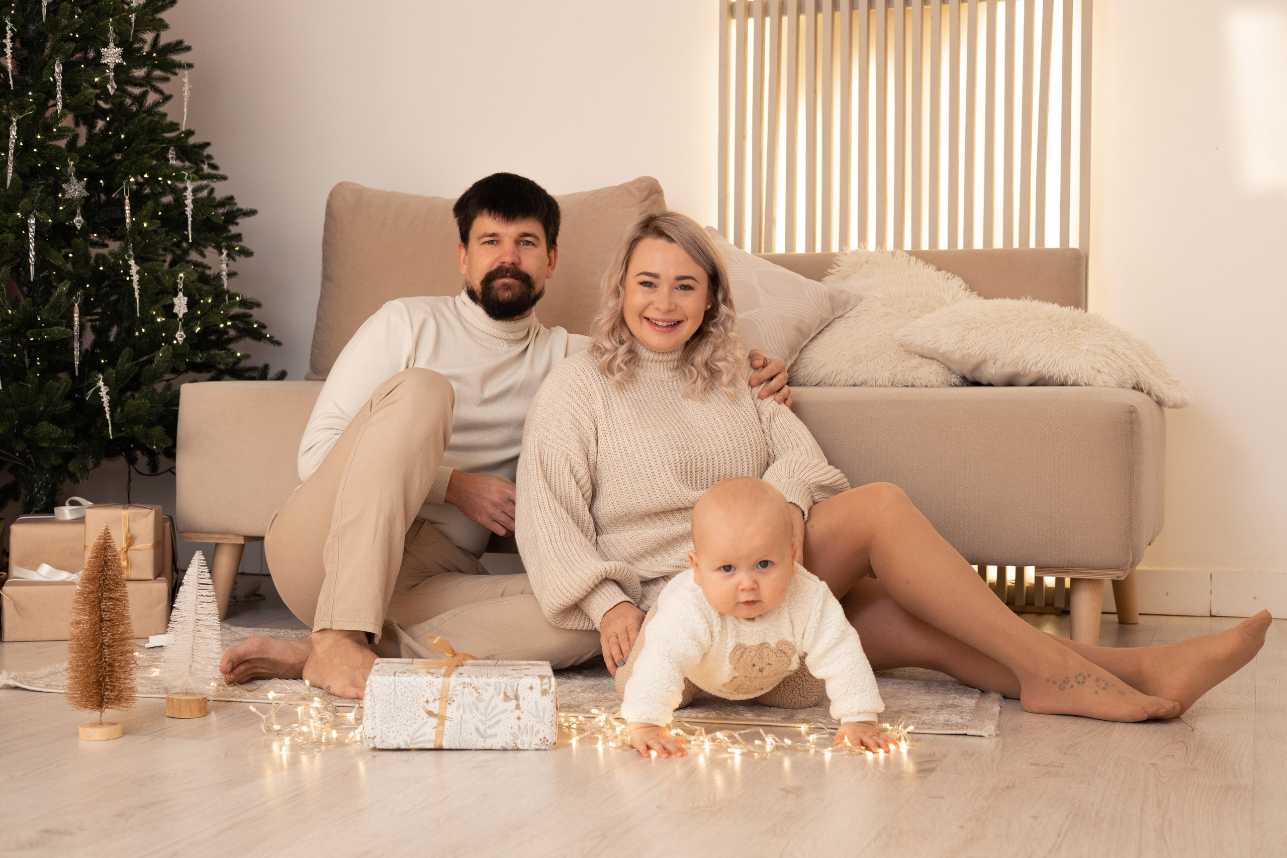 Семейное фото под елкой