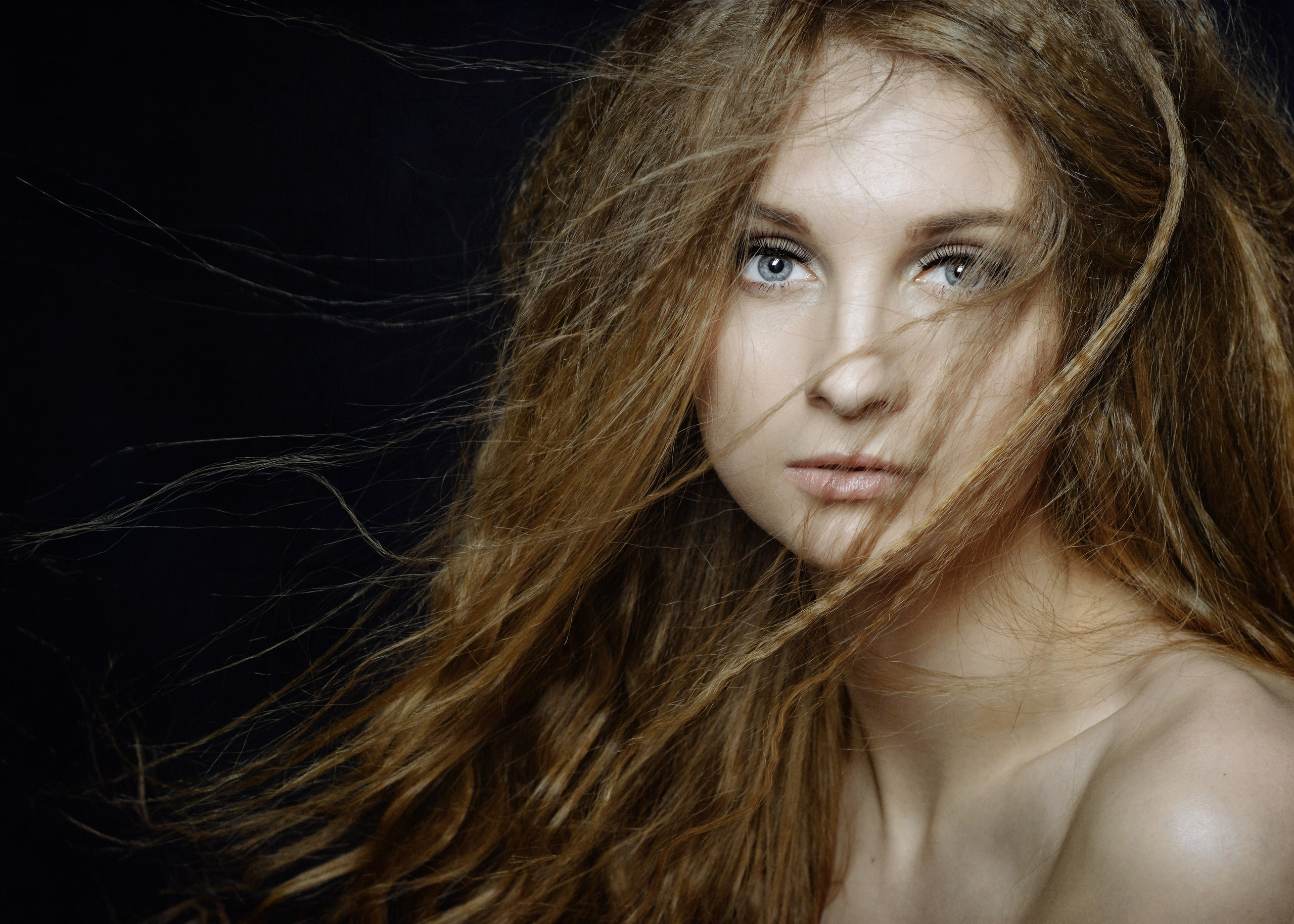 Фотограф Евгений Левченко - художественный портрет девушки с развивающимися волосами