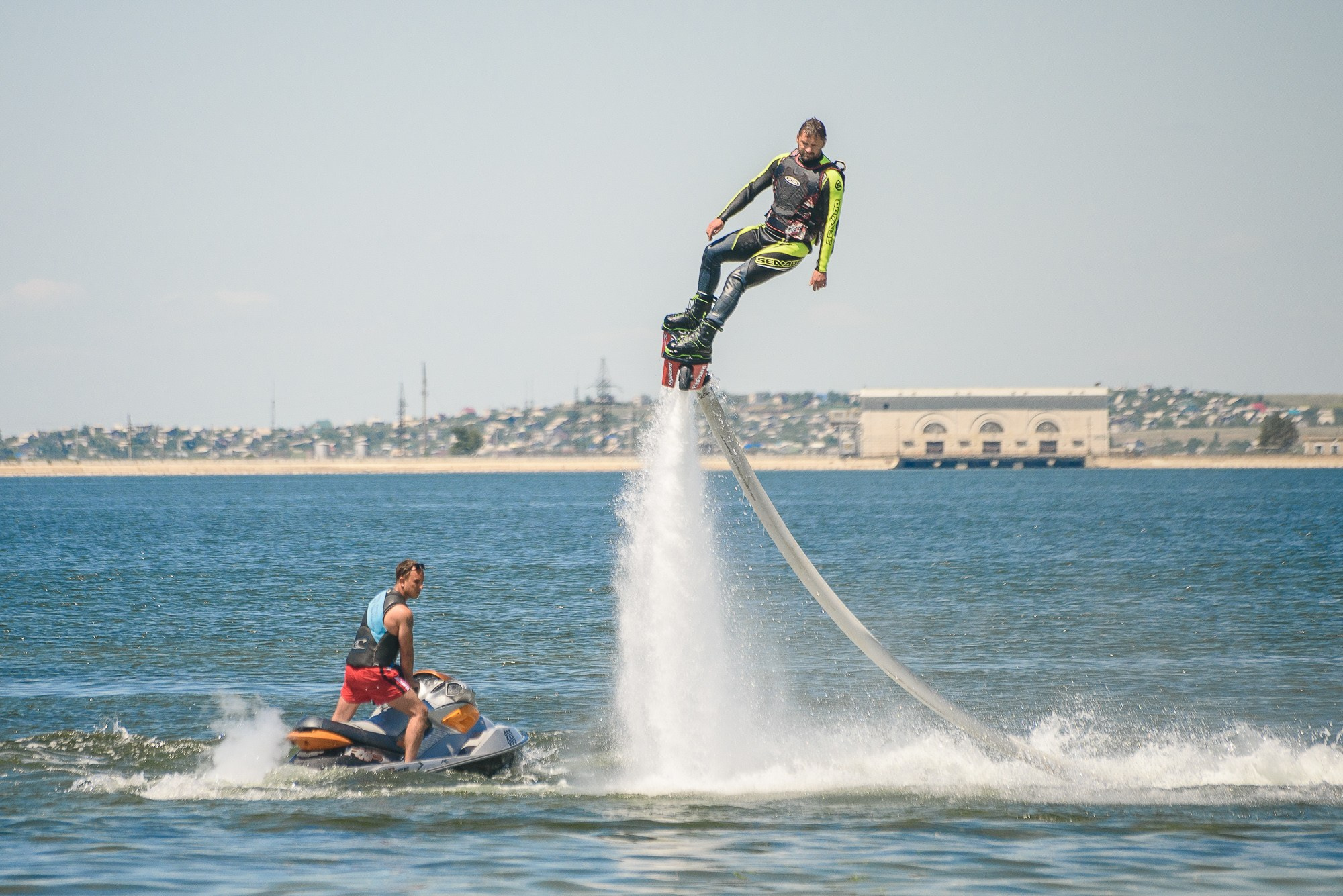 Спортсмены на флайборде и гидроцикле