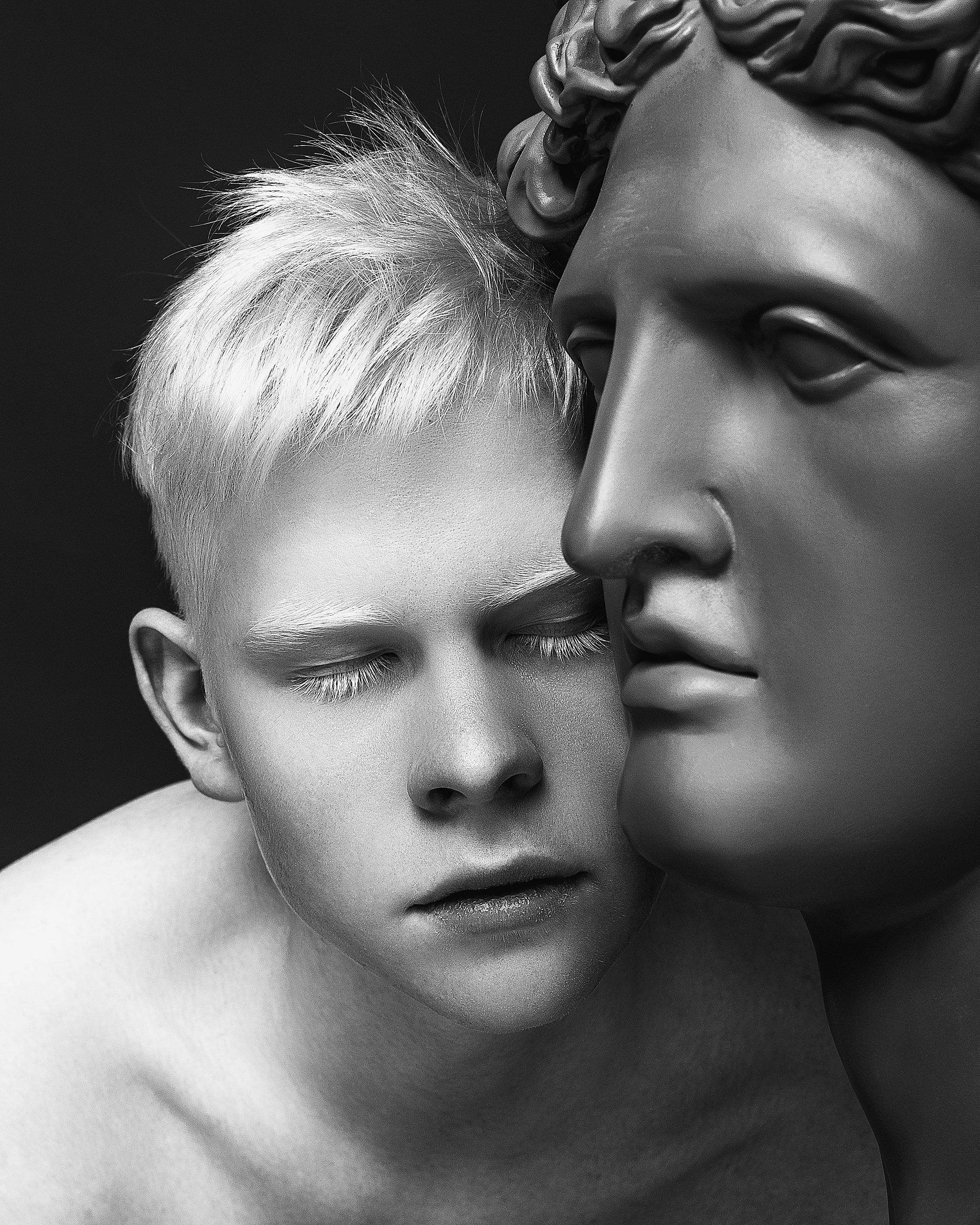 Молодой парень альбинос позирует рядом со статуей в чб, съемка альбиноса Казань идеи