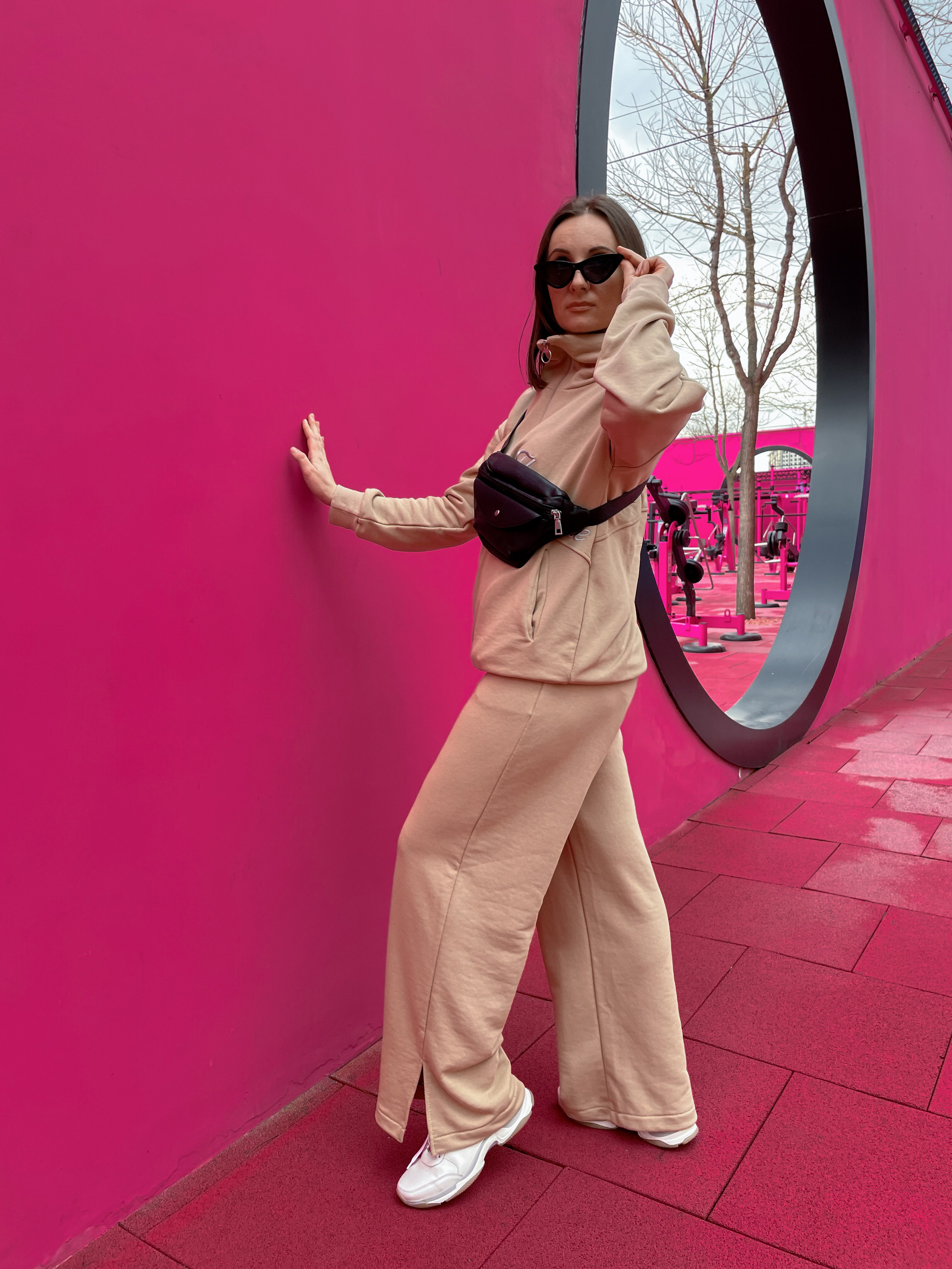 Уличная фотосъемка для контента на айфон. AI Фотограф Краснодар: мужские и женские фотосессии, стилизация съемки. Нейро-фотосессии онлайн