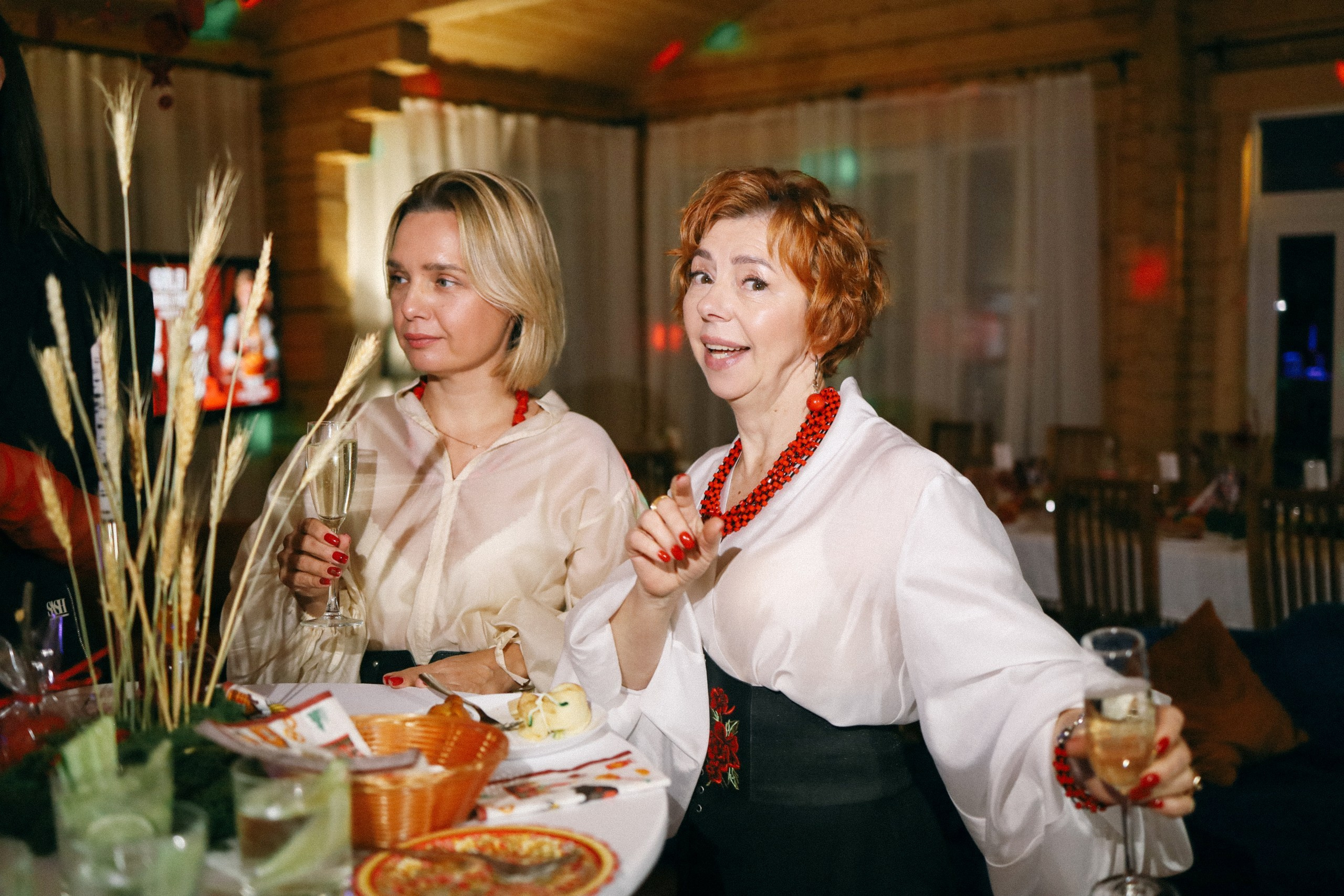 Организация свадьбы, корпоратива, юбилея на веранде в Якушево. Банкетный зал Веранда в Якушево у озера для свадеб, юбилеев, корпоративов. Официальный сайт