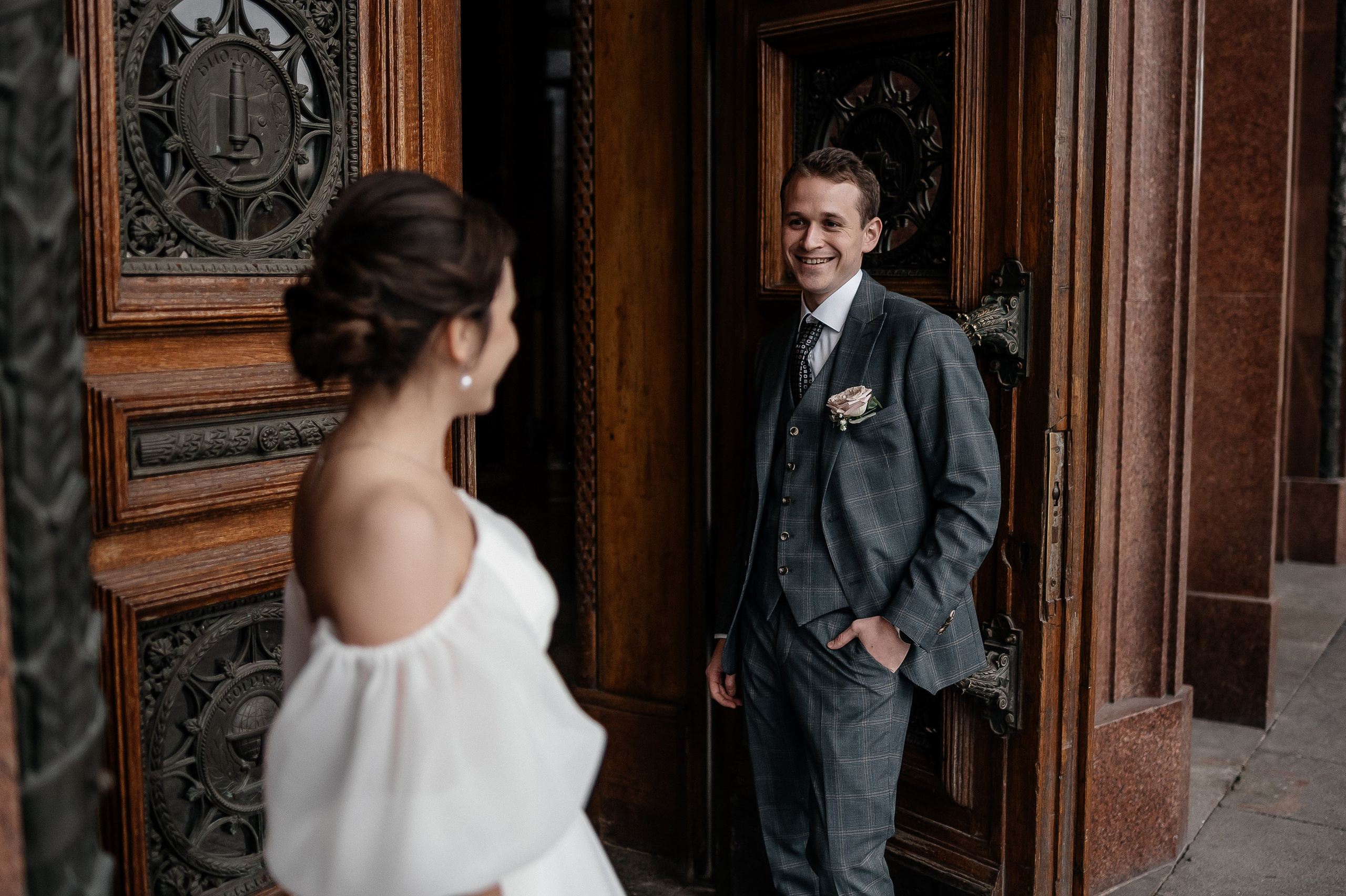 Свадебный кадр около дверей МГУ