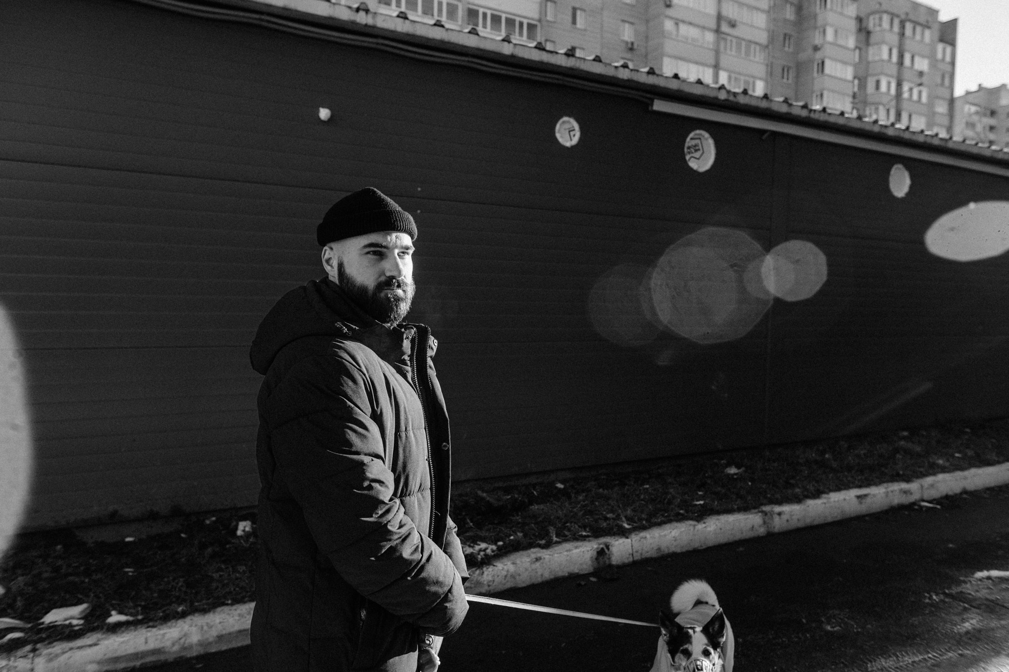 Мужская фотосессия с собакой в Тюмени — Саша и Тони. Фотограф Дарья Мустафина, Тюмень