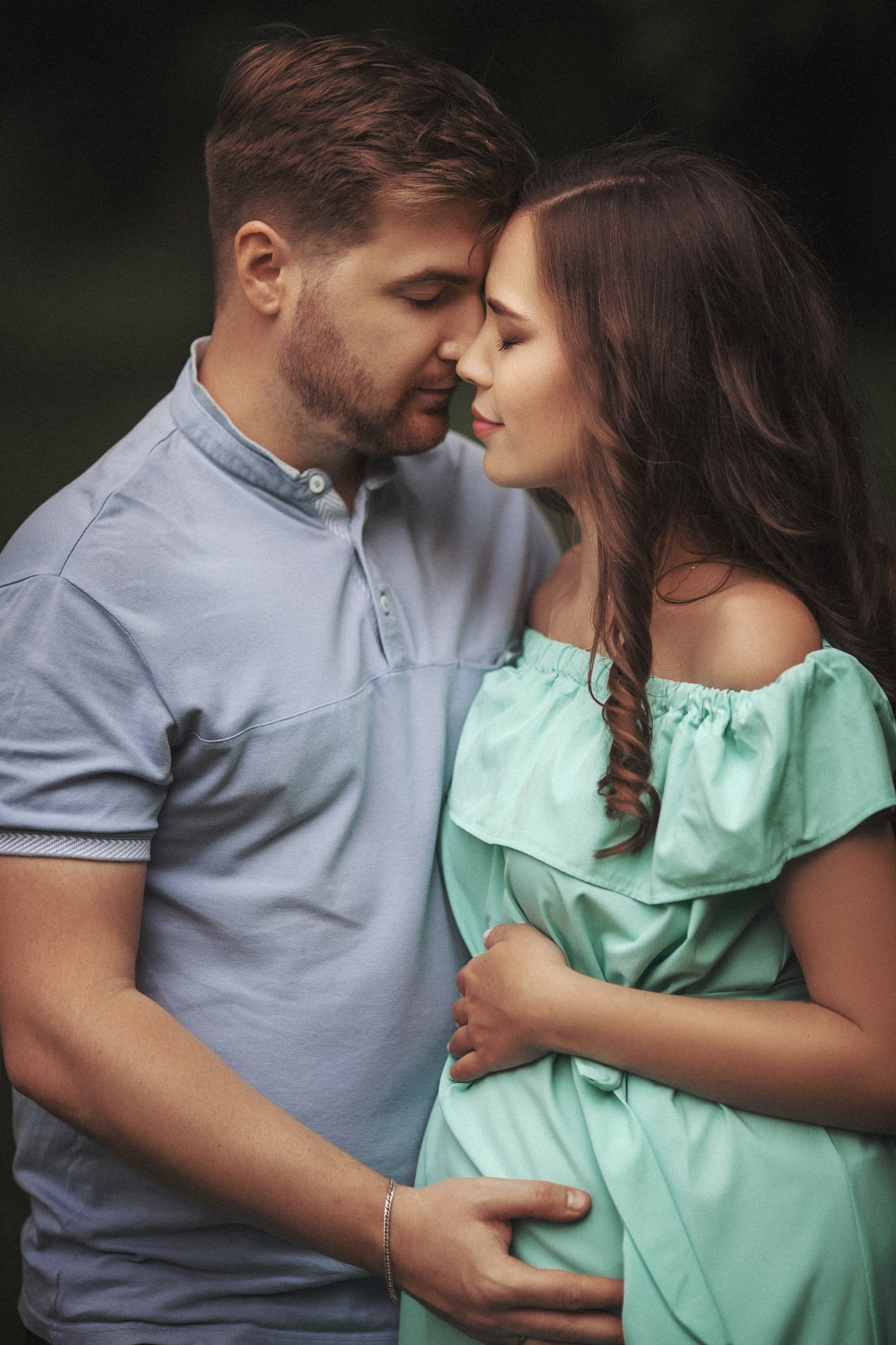 Красивая и стильная студийная фотосессия беременной в Москве. Профессиональный фотограф в Москве. Елена Шуваева