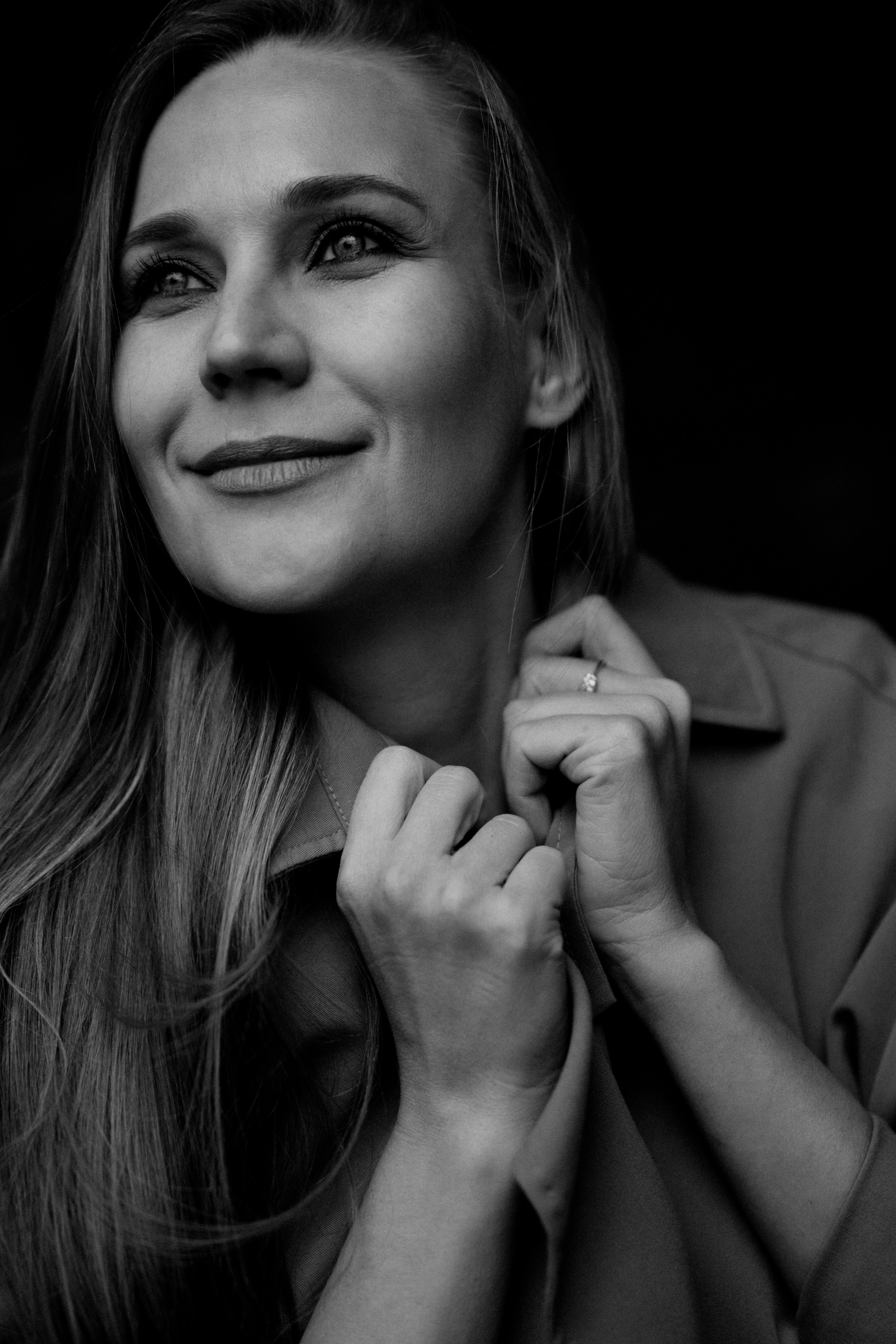 Черно-белый женский портрет крупный план