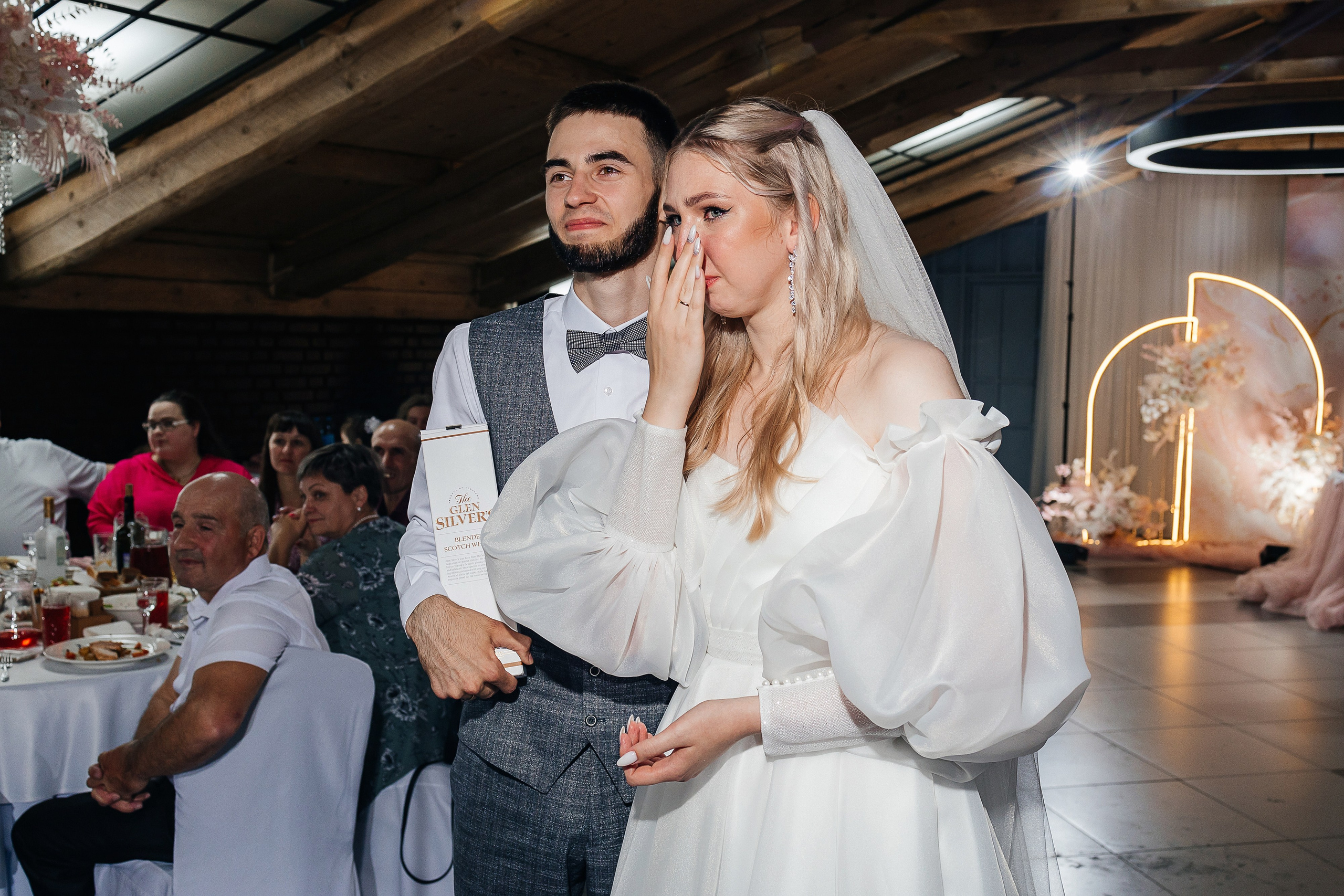 Чувственная первая встреча пары в отеле. Олег Сверчков | Свадебный фотограф Вологда