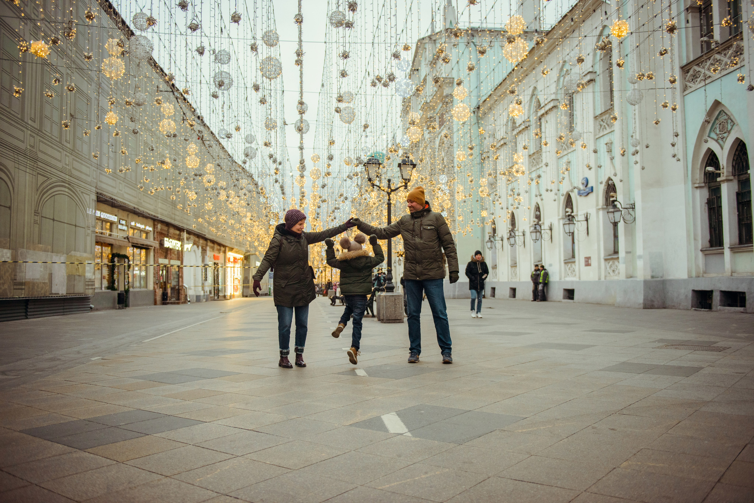 family photo shoot walking in the city. New Year Christmas photoshoot (Photographer in Edinburgh Elena Carruthers)