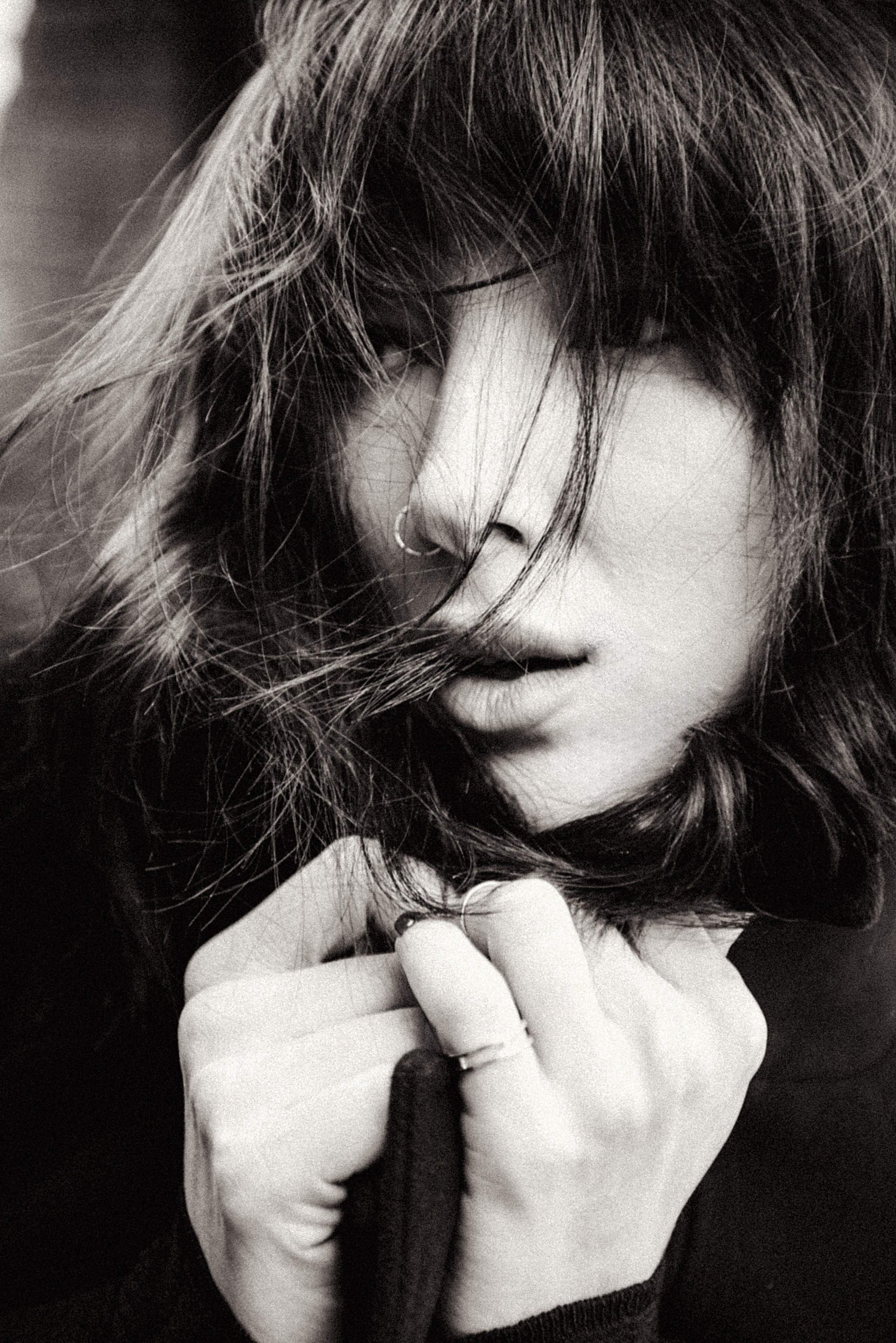 Красивый женский портрет с мягким светом — студийная фотосессия