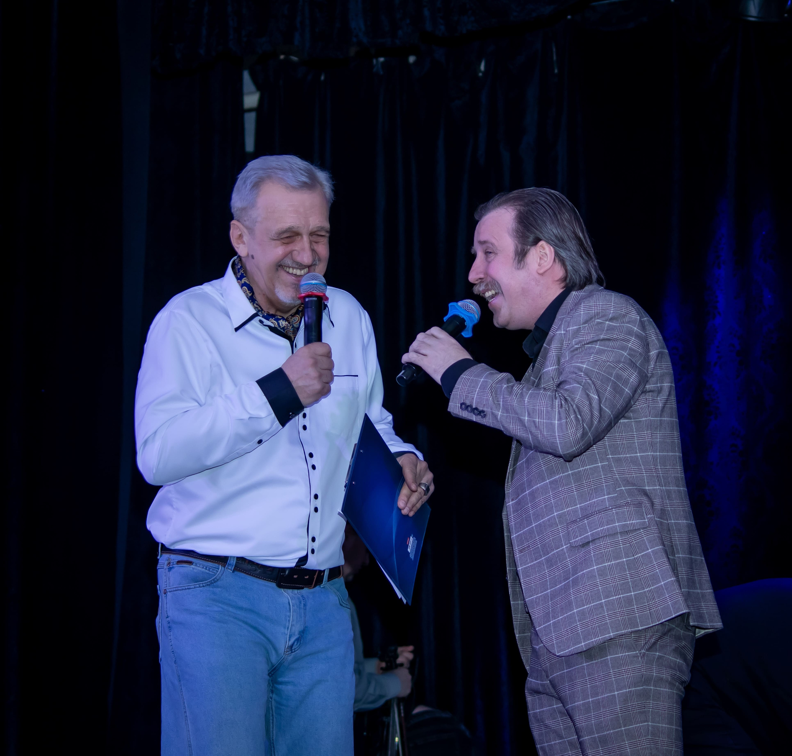 Дуэт ведущих на сцене праздничного концерта Радио «Птица» — репортажная съёмка Москва Карасёва Елена