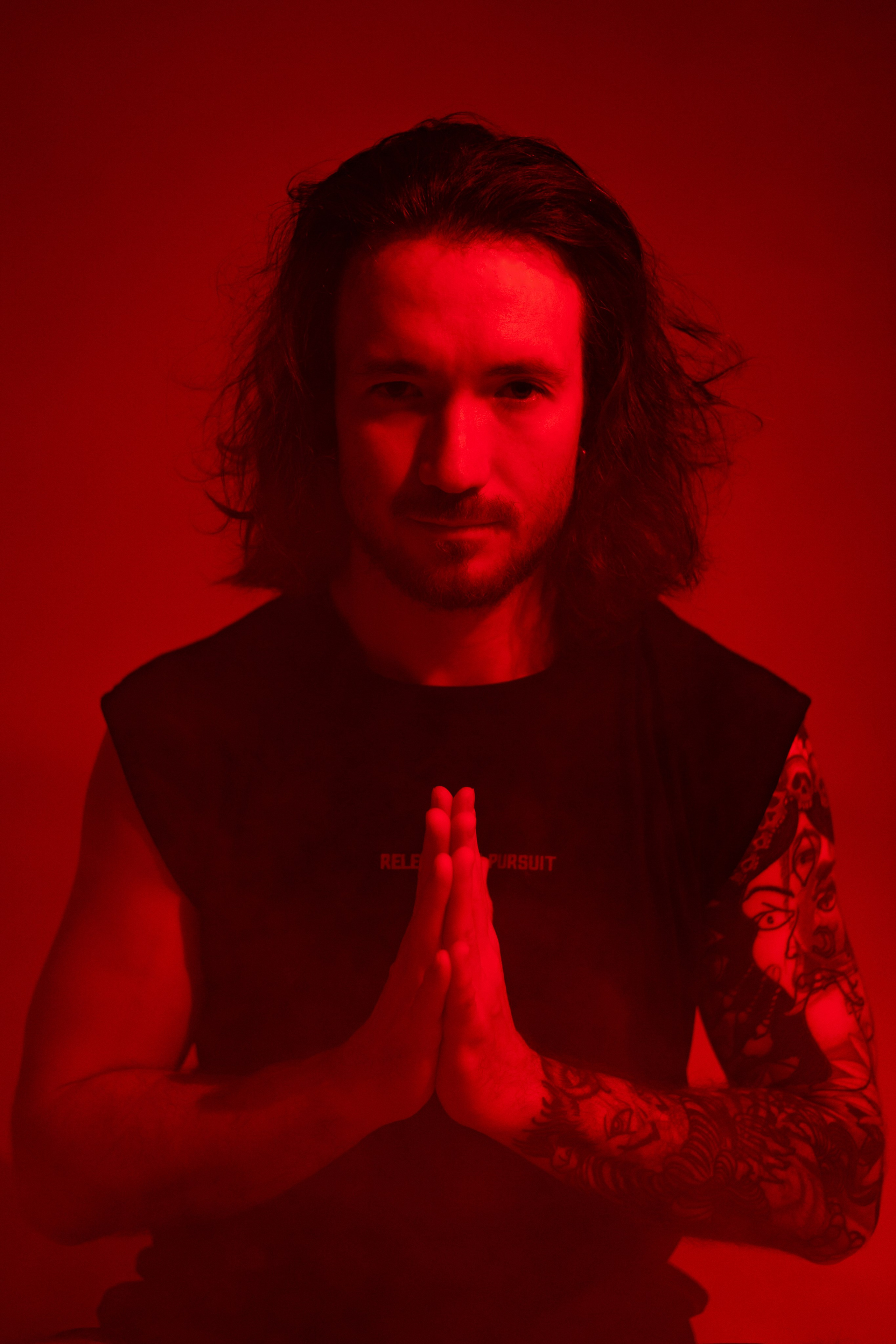 индивидуальный мужской портрет в фотостудии с красным цветом в москве