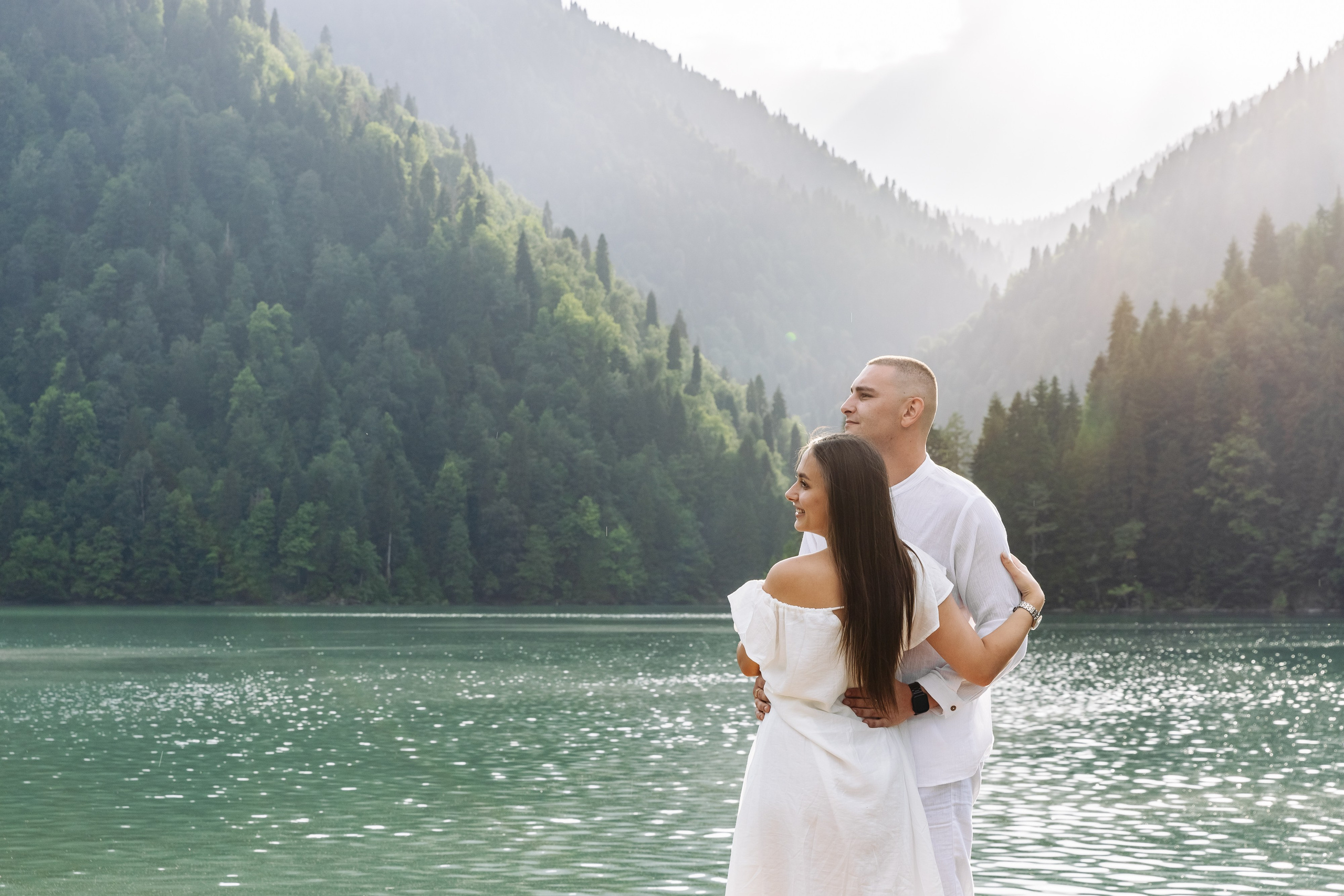 Фотосессия в Абхазии на прекрасном озере Рица. Свадебный фотограф в Абхазии, Сухум, Гагра, Сочи