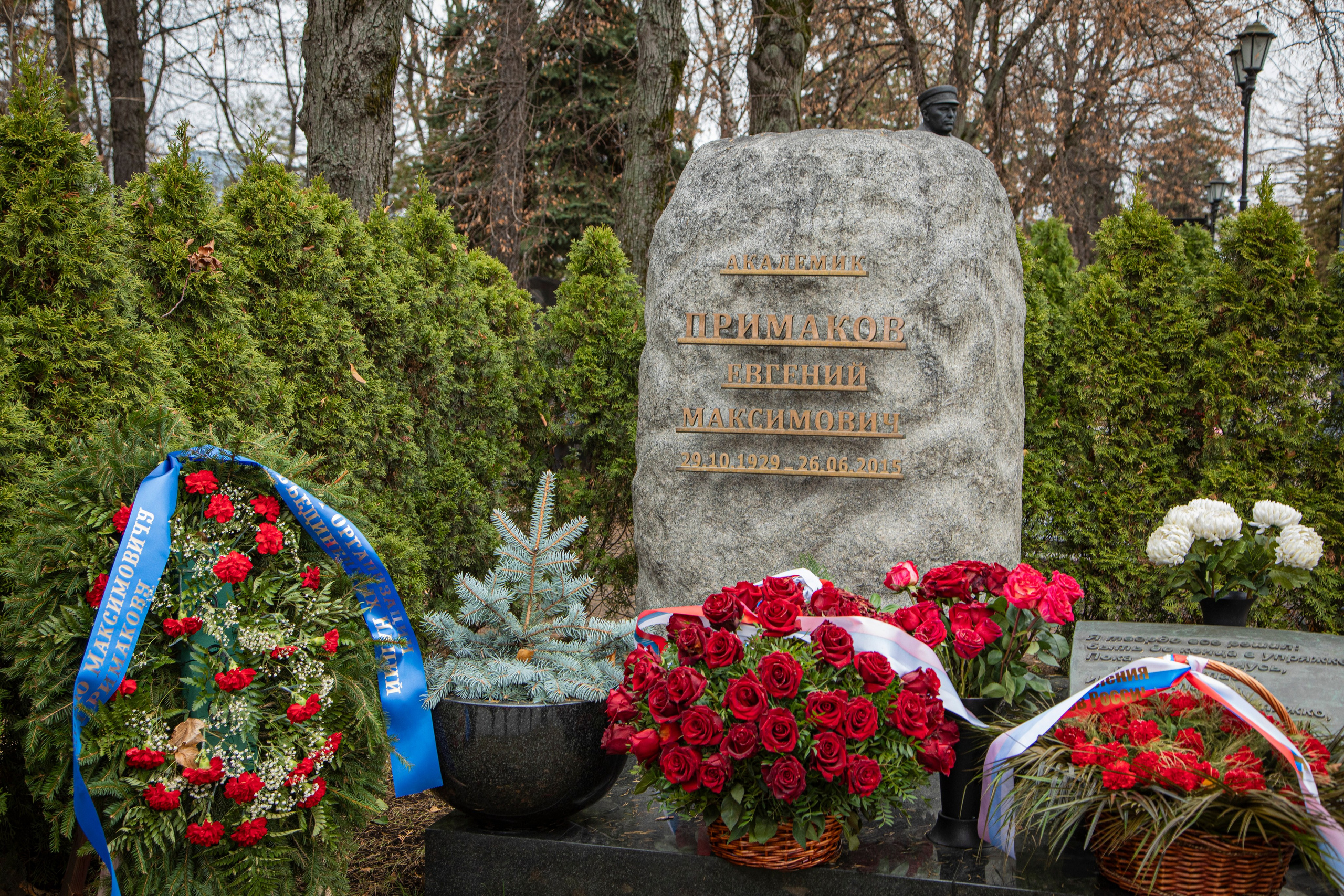 Осенняя прогулка по Новодевичьему кладбищу. Фотограф Сергей Ловкий