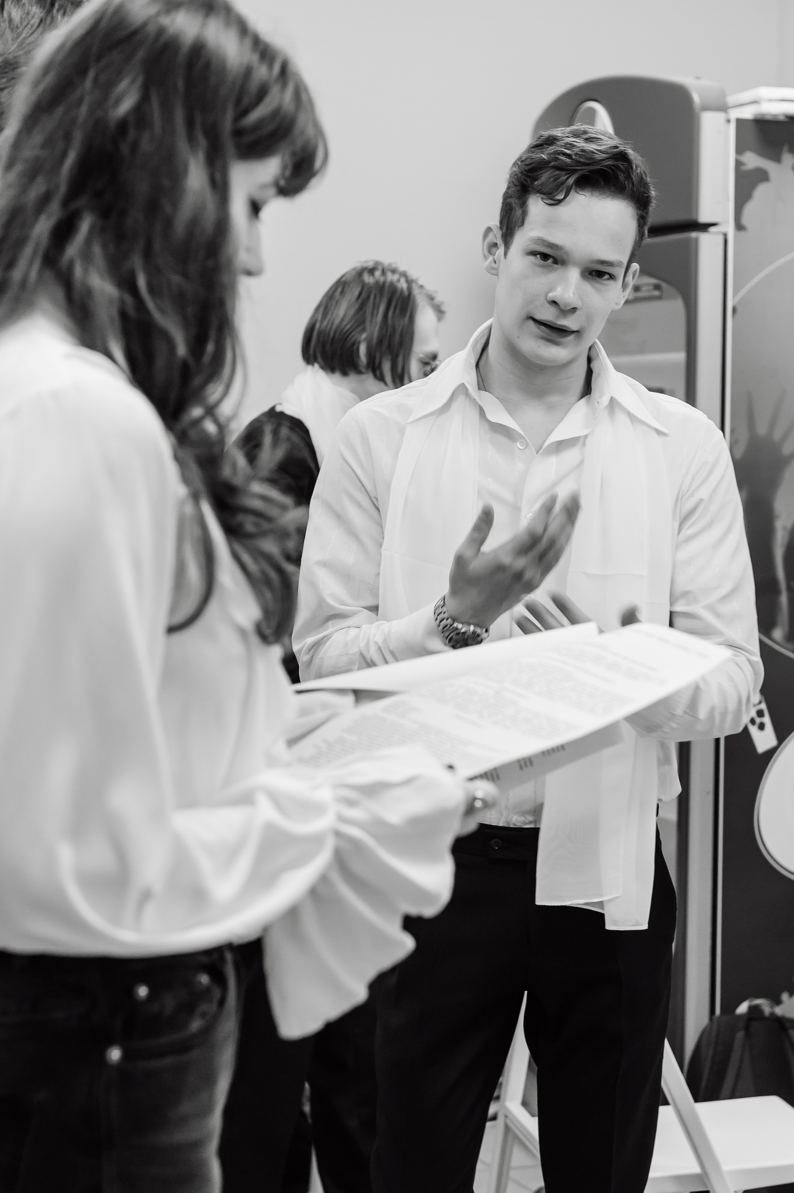 дети готовятся к выходу на сцену