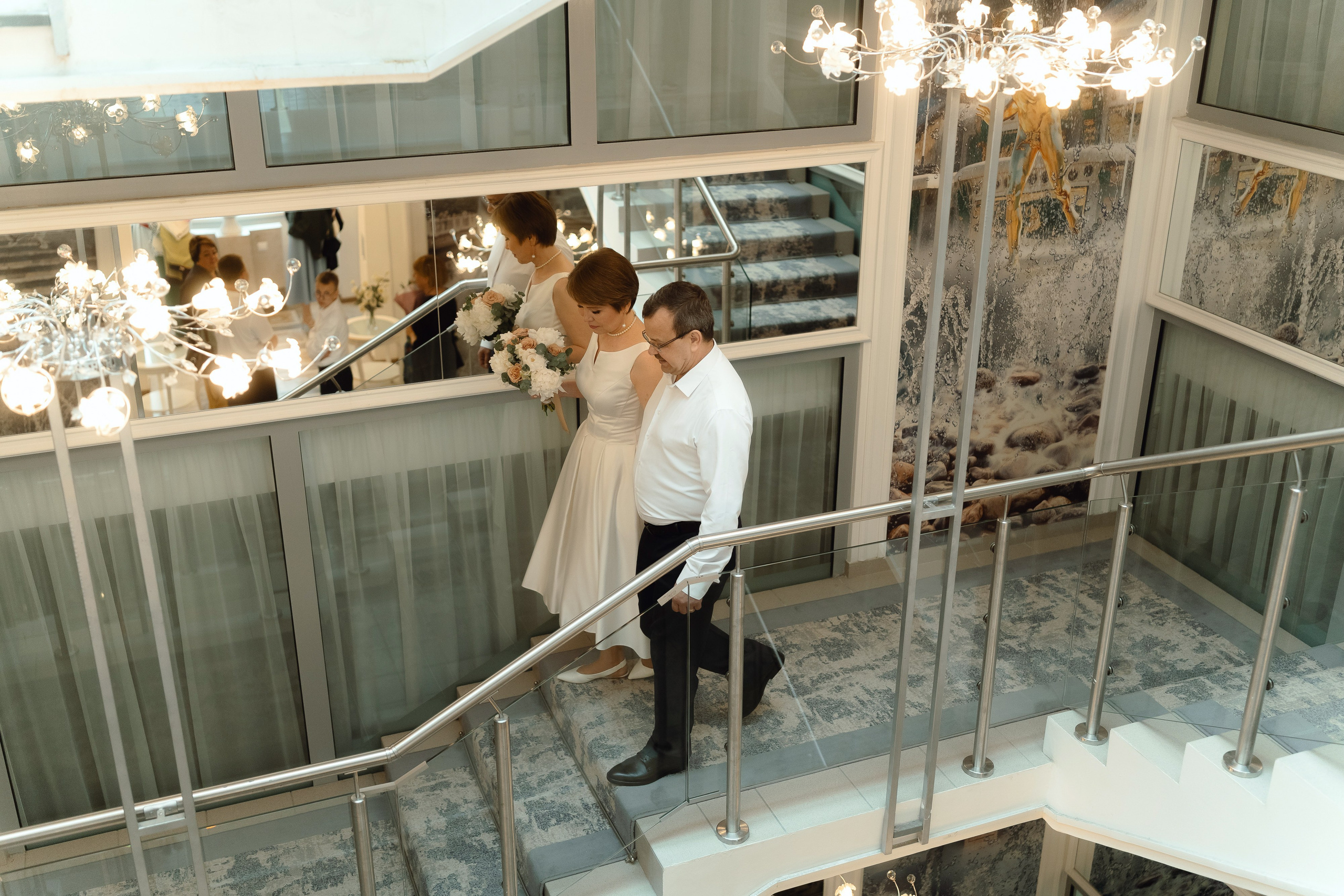 Молодожёны в интерьере ЗАГСа