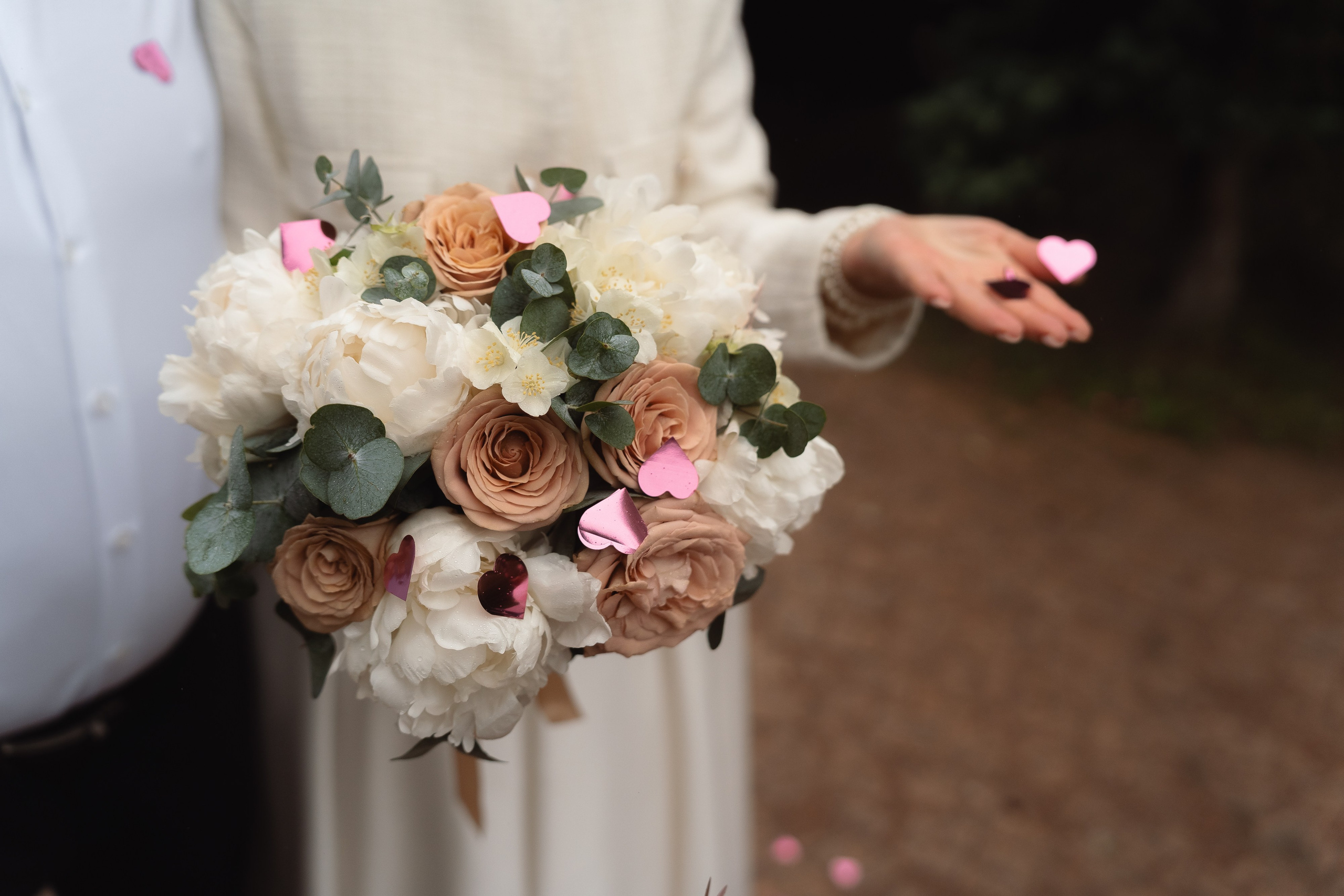 Кадр с конфетти на выходе из ЗАГСа