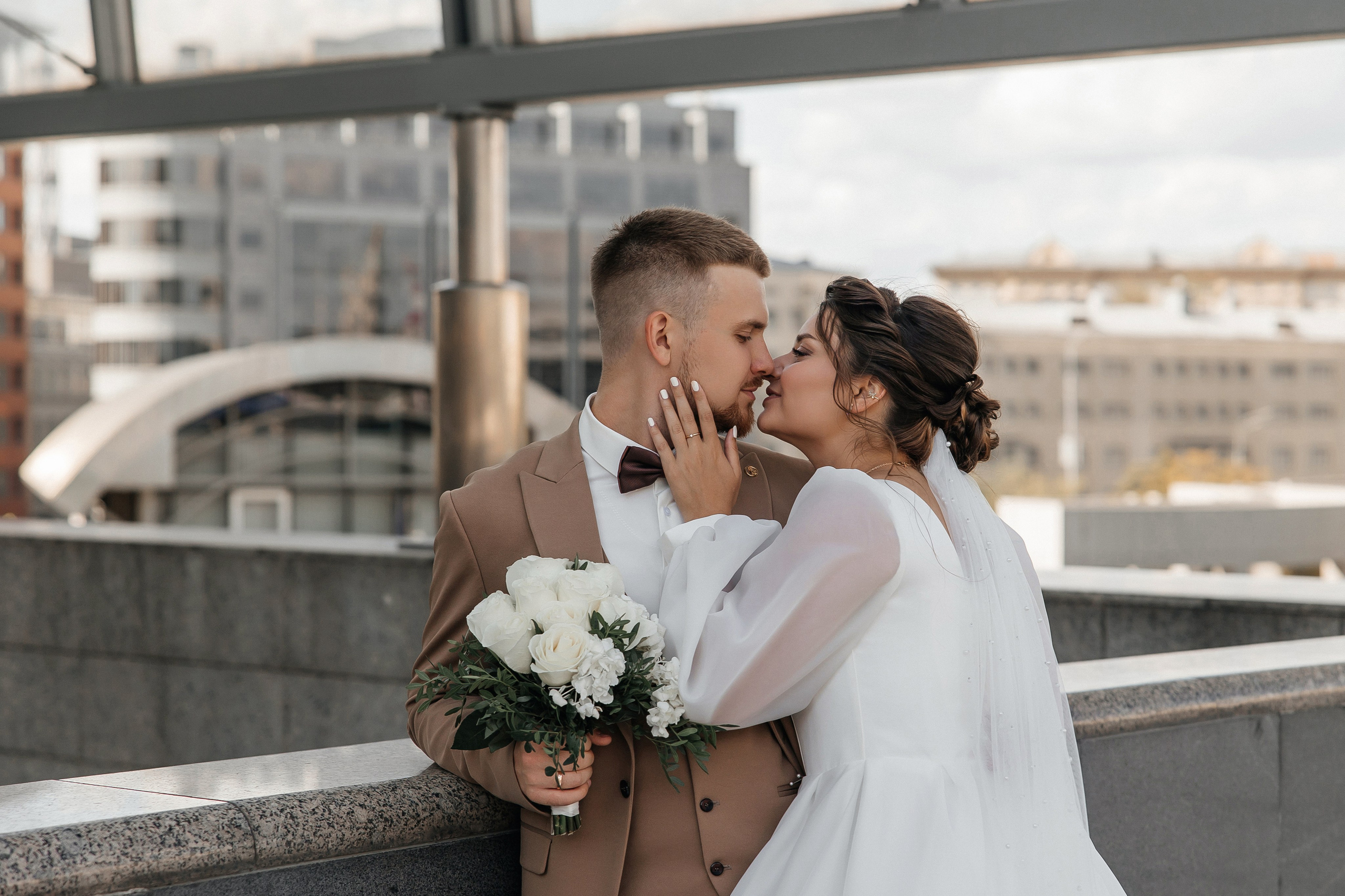 Свадебная фотосессия у Дома Музыки. Свадебный фотограф в Москве Дарья Олендарёва