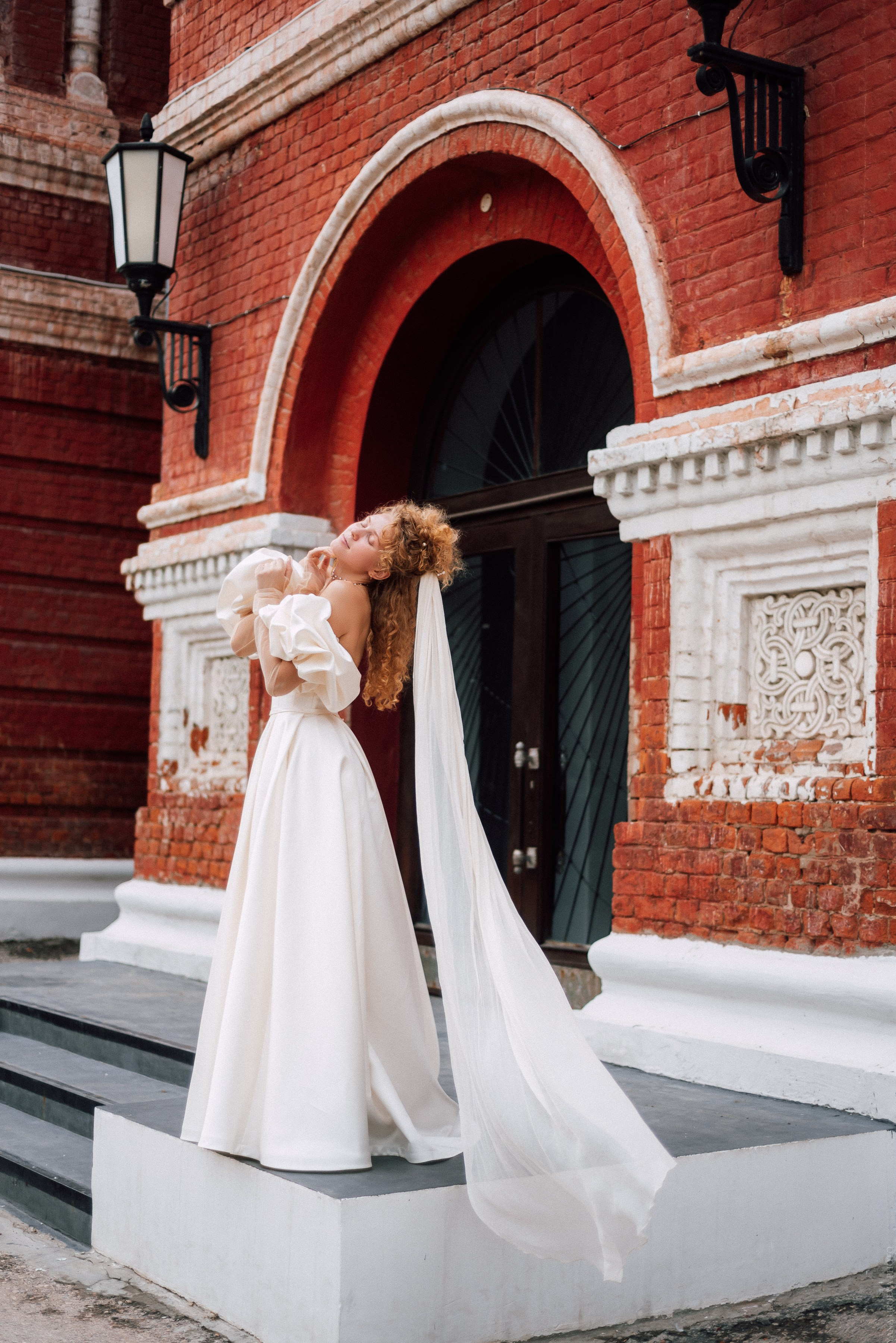 Невеста в красивом платье на фоне Самарского театра