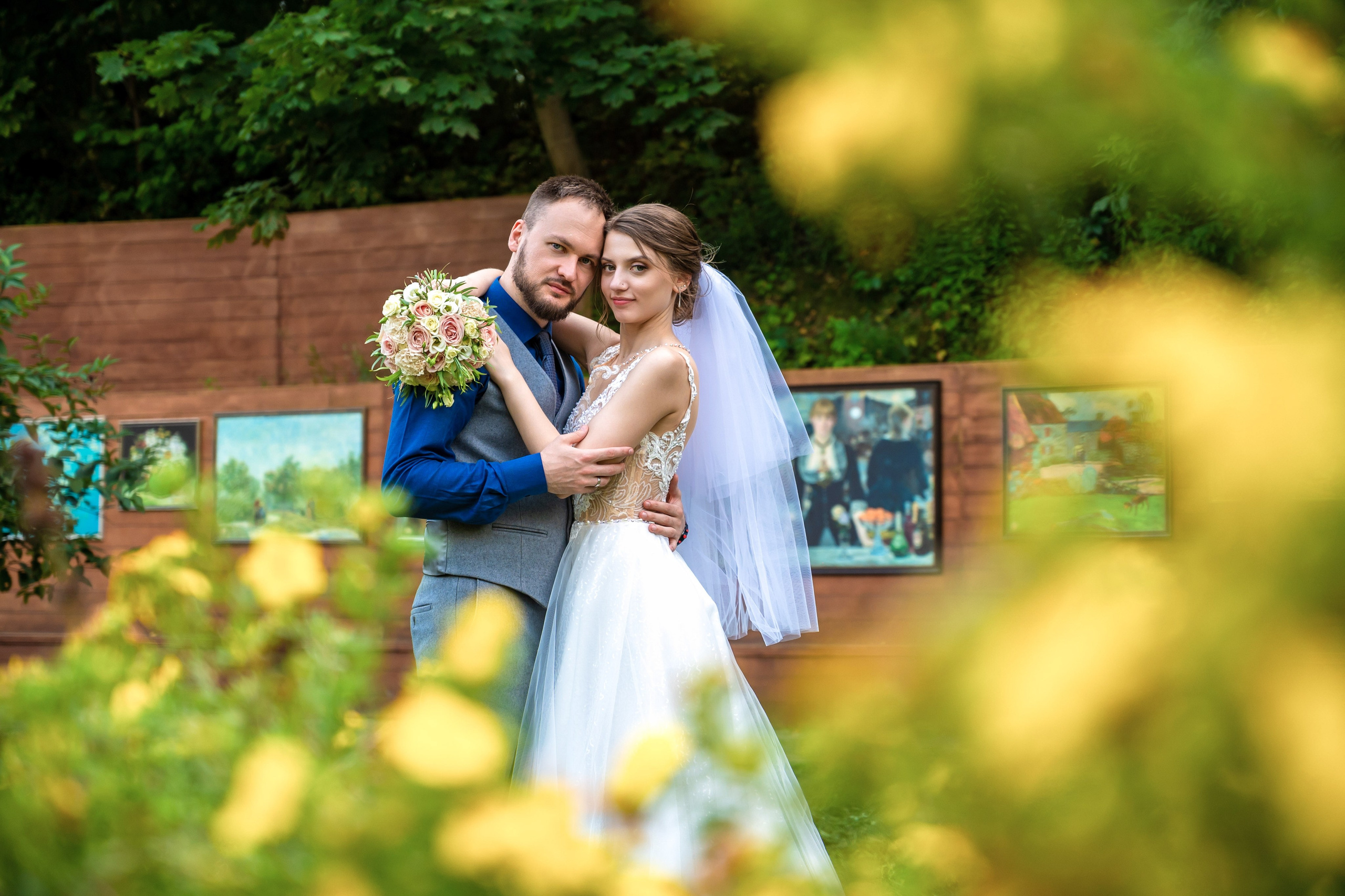 Невеста и жених на свадебной прогулке в парке среди цветов, забронировать дату съёмки: https://foto-video-svadba.ru/