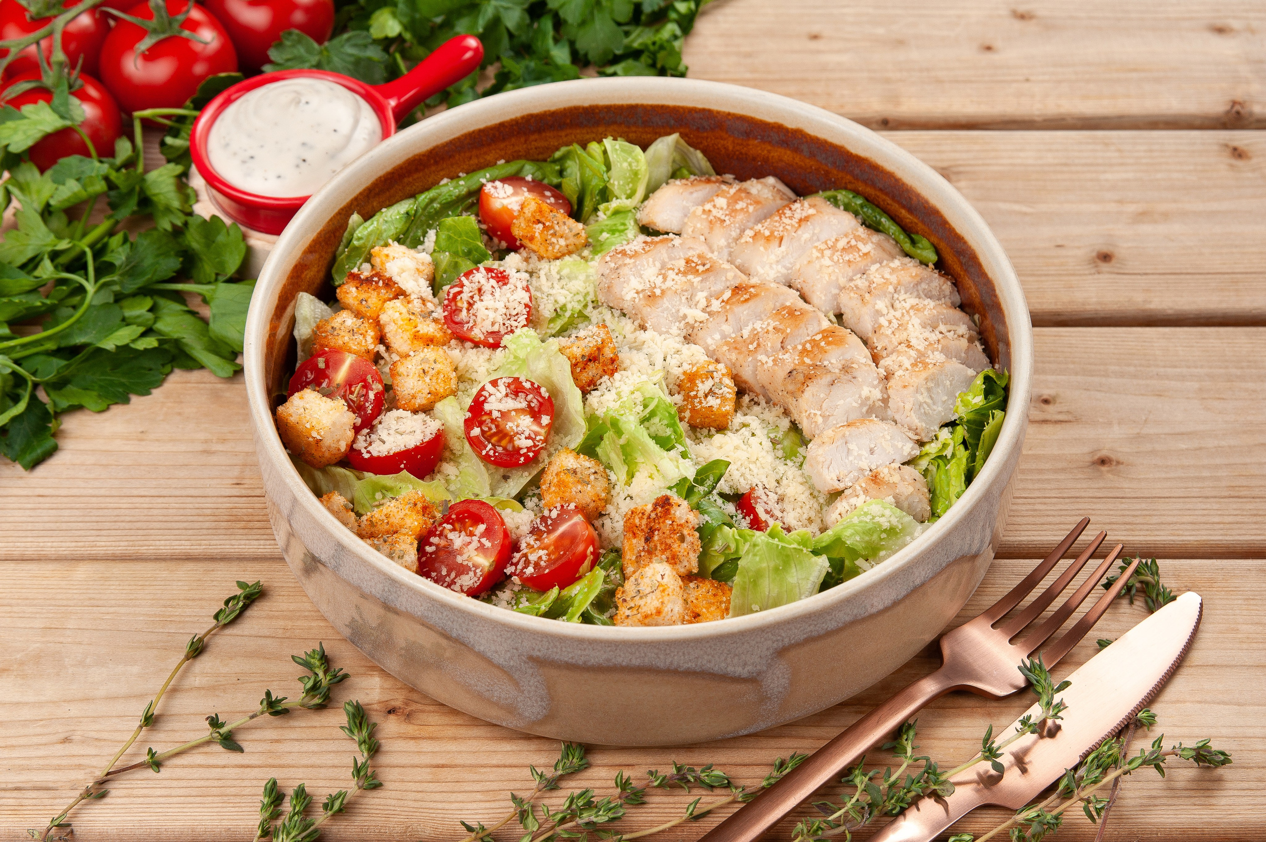 салат цезарь с курицей, фотограф для доставки, съемка меню, европейская кухня
