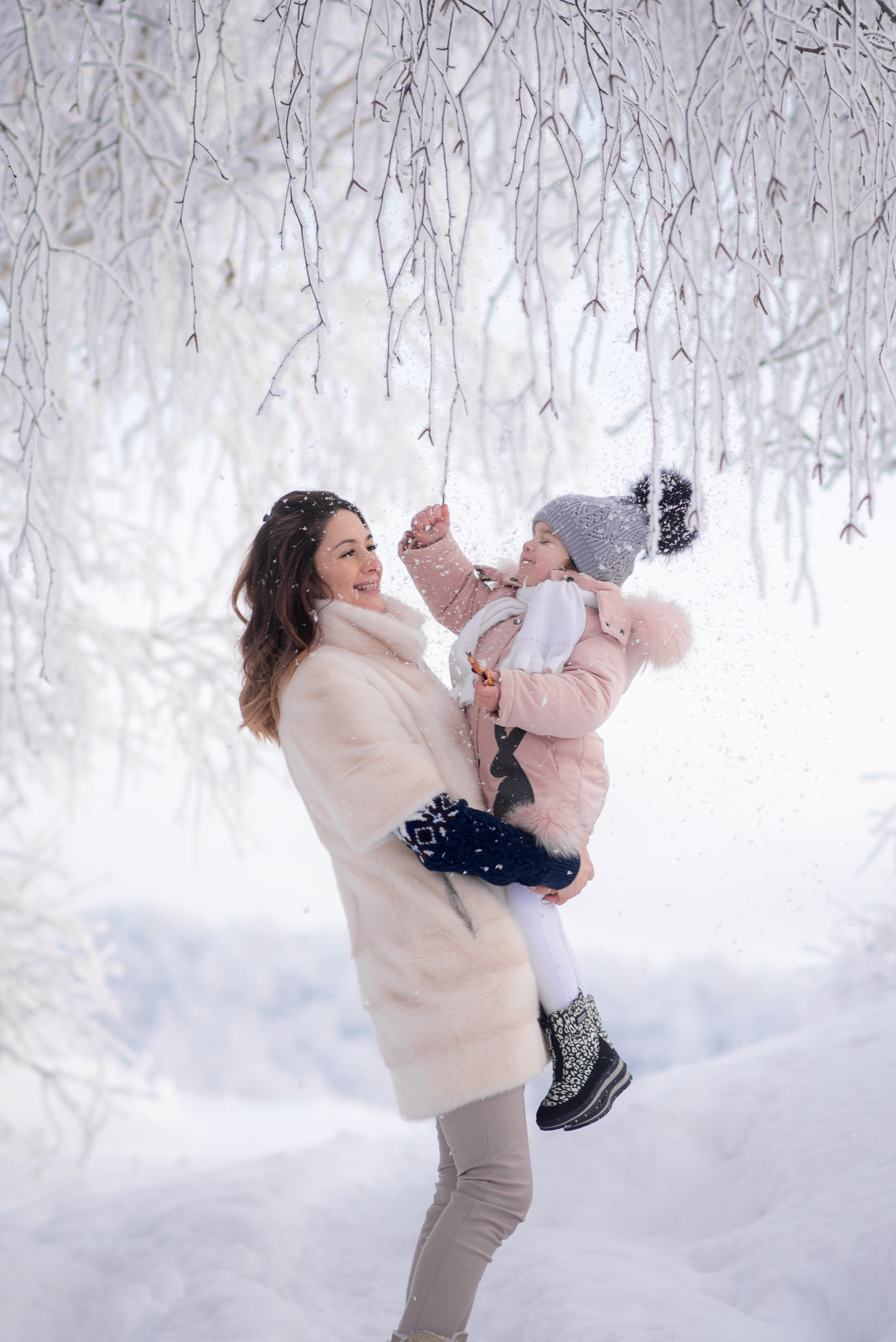 Зимняя фотосессия, мама и дочь в зимнем лесу
