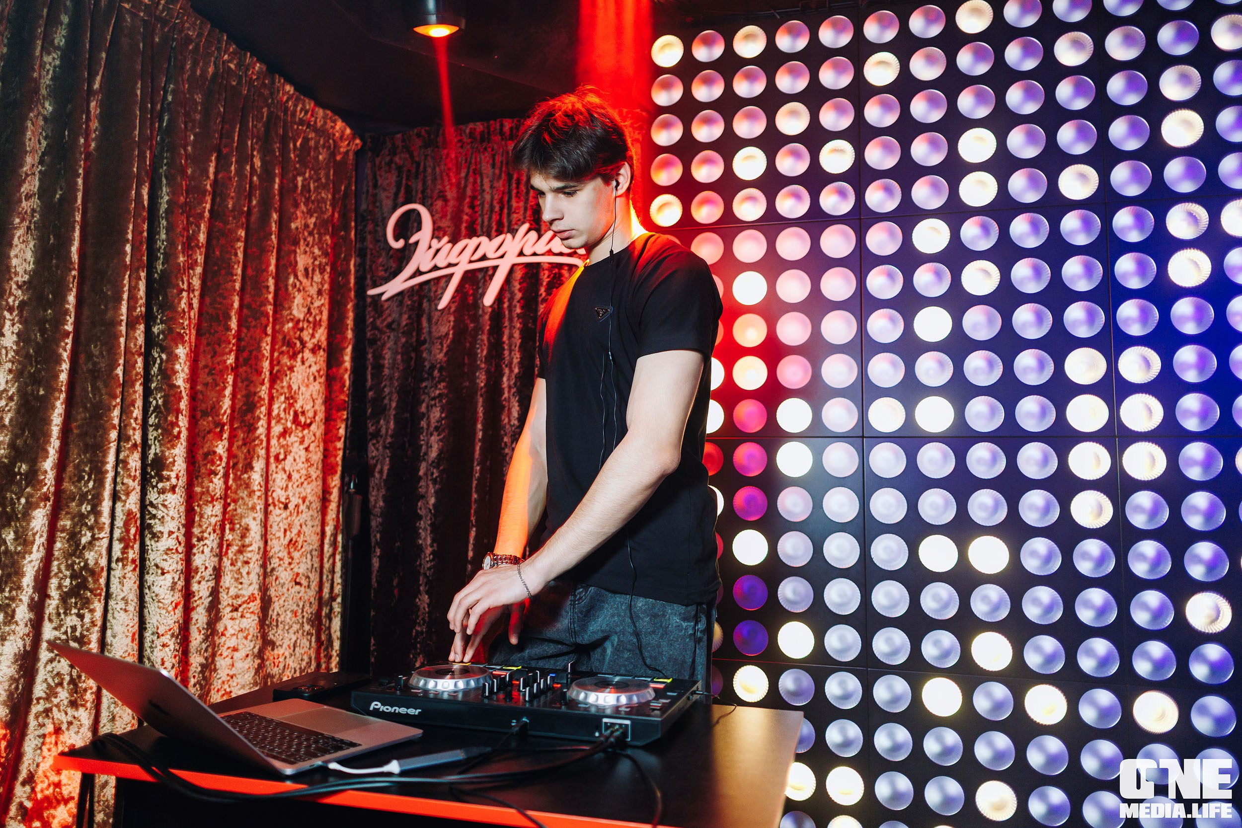 Фоторепортаж из караоке-клуба Эйфория. One Media Life: фоторепортажи, фотоотчеты с мероприятий и заведений
