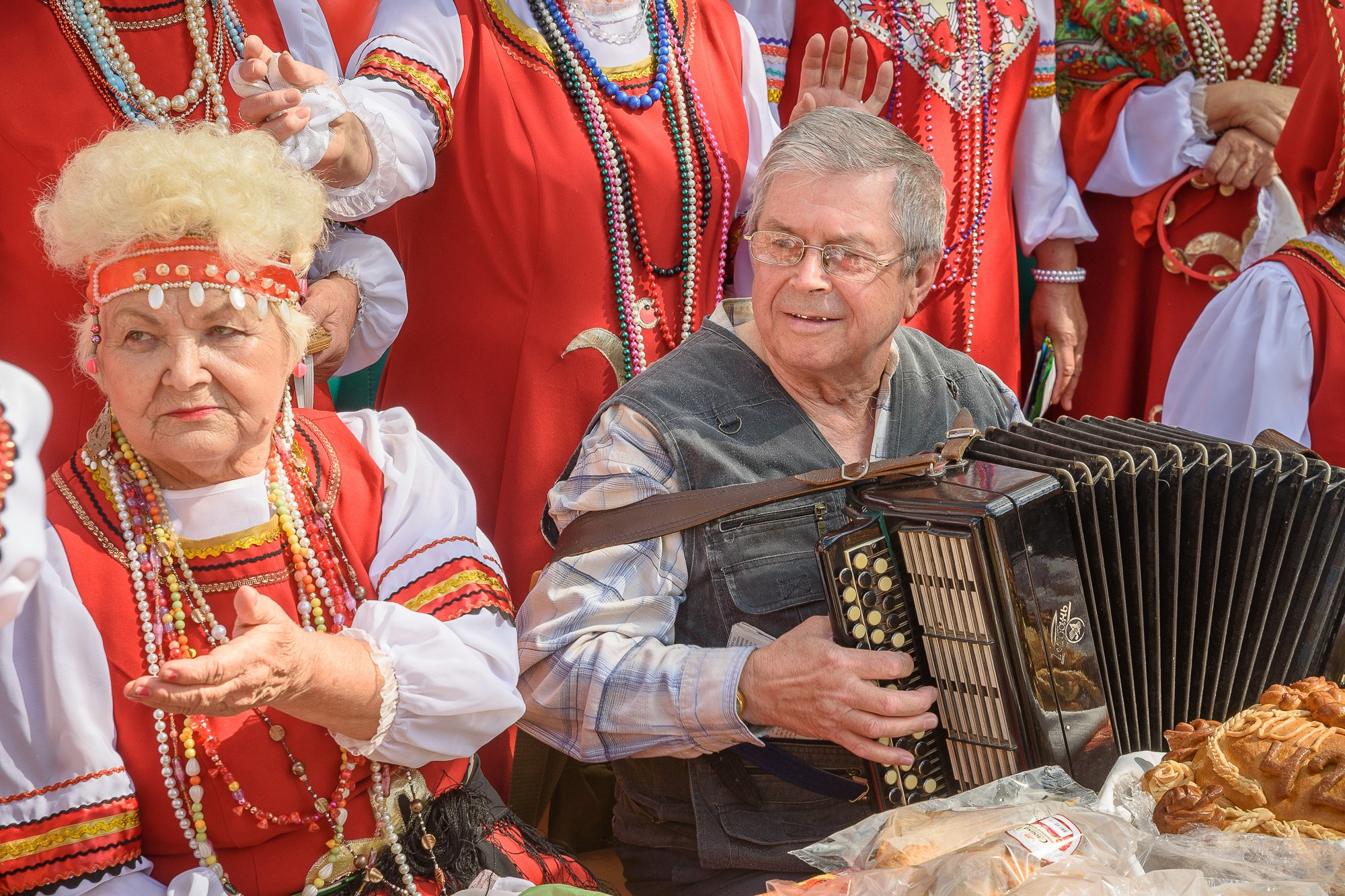 Гармонист играет сидя за столом