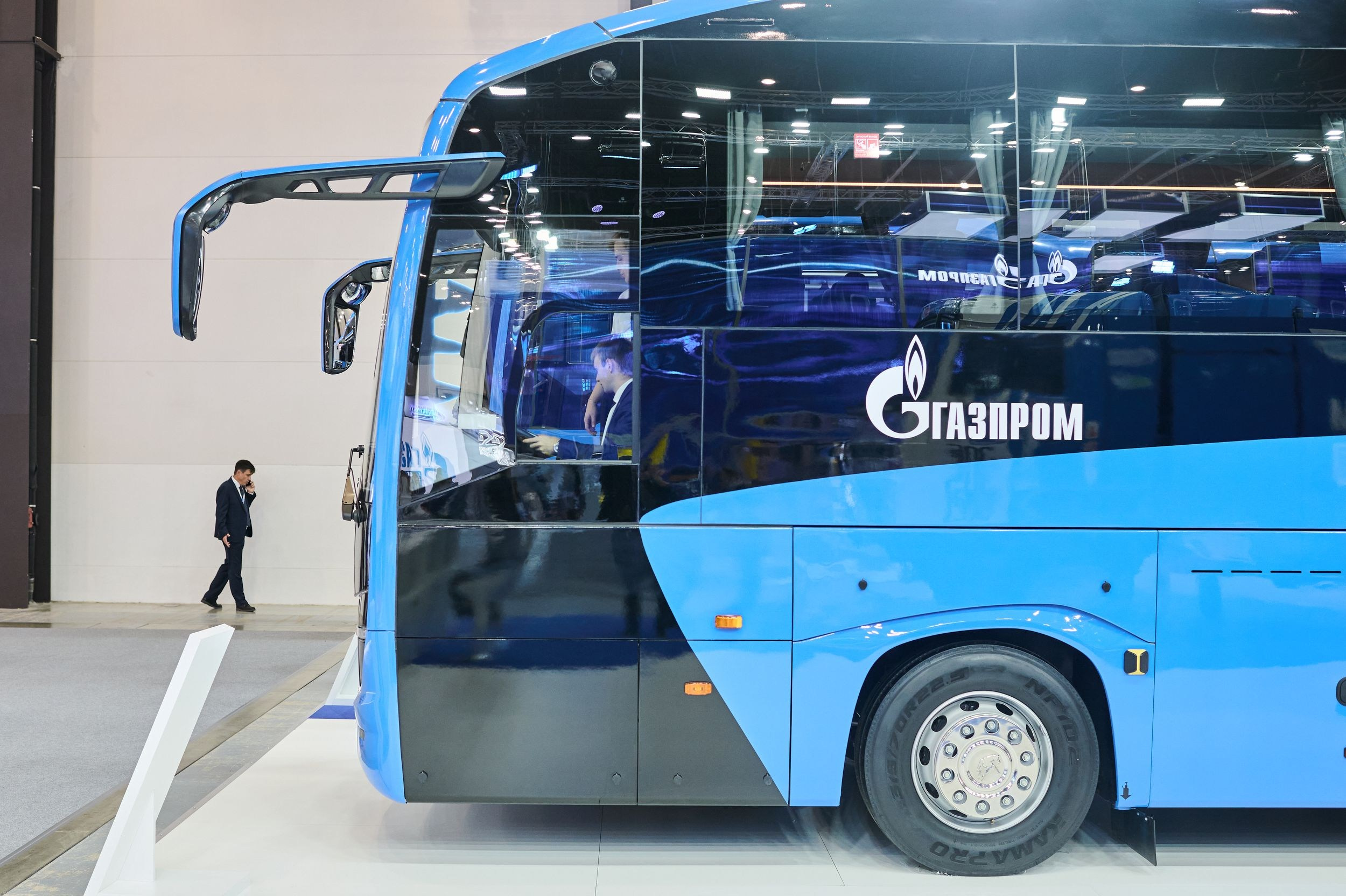 Экспозиция автобуса Газпром на Петербургском международном газовом форуме 2025 в Экспофоруме